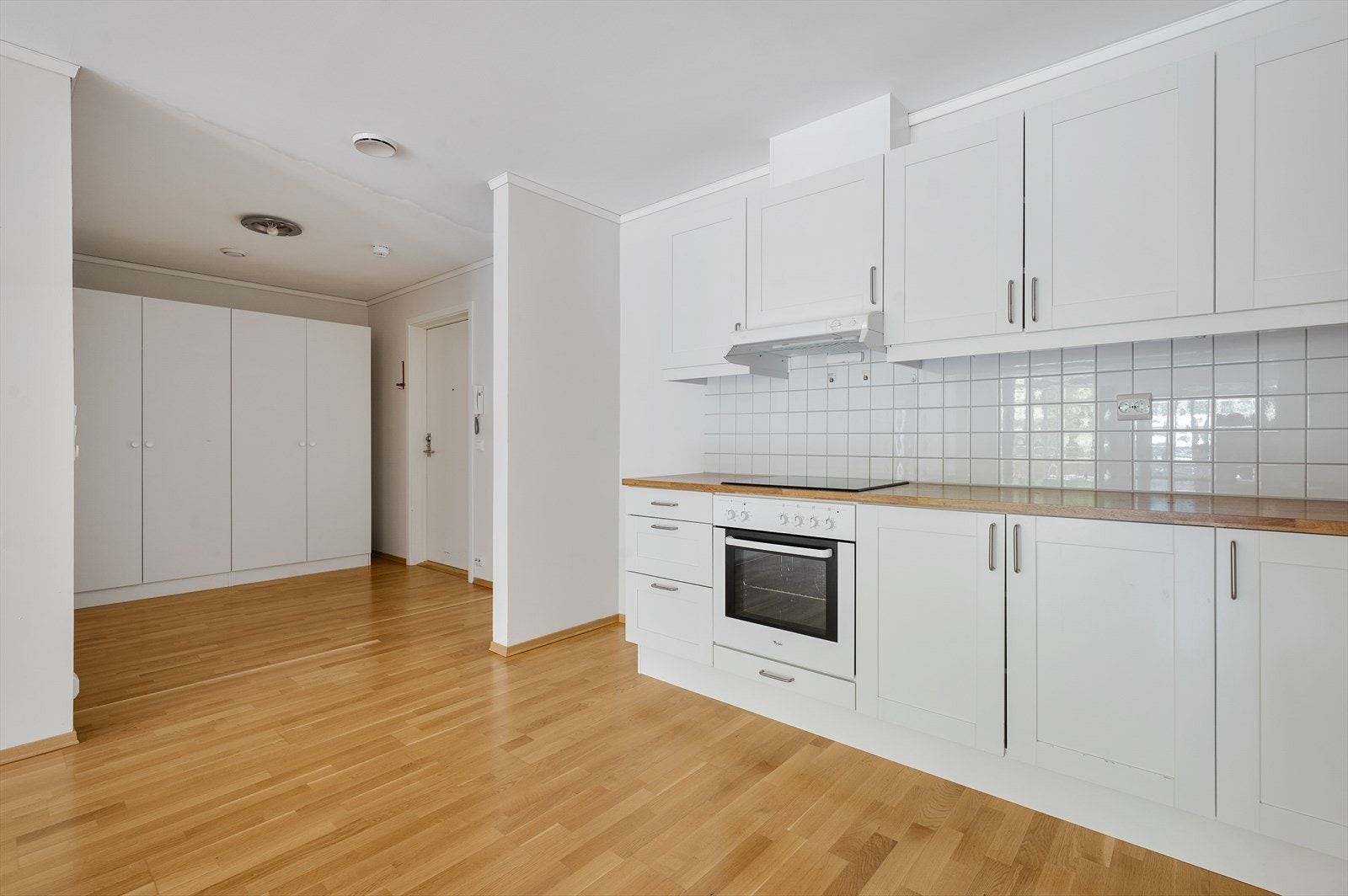 Praktisk entré med oppbevaring i nærheten av kjøkkenet Galleribilde