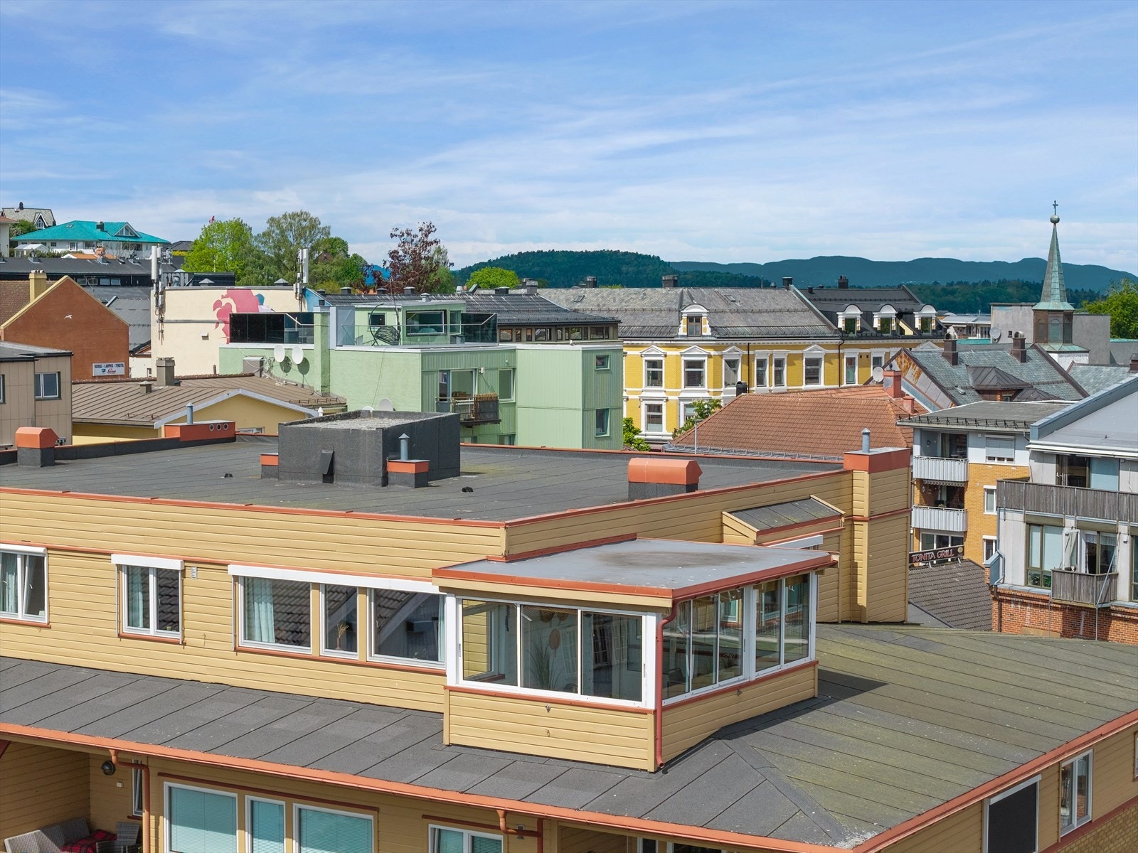 En nærmere titt på den overbyggende innglassede takterrassen. Galleribilde