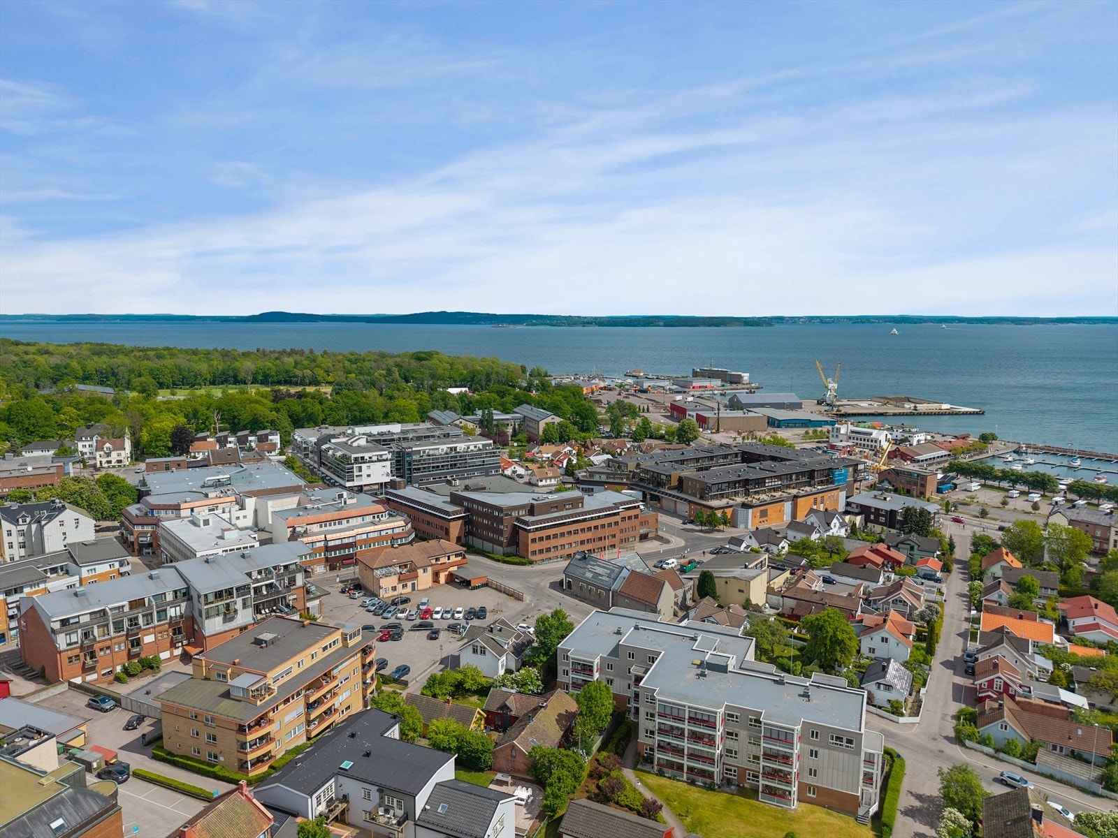 Dronefoto av Horten sentrum, med bygget litt til venstre nærmest. Galleribilde