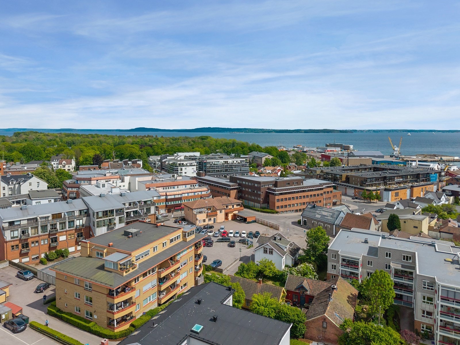 Dronefoto av Horten sentrum, med bygget litt til venstre nærmest. Galleribilde