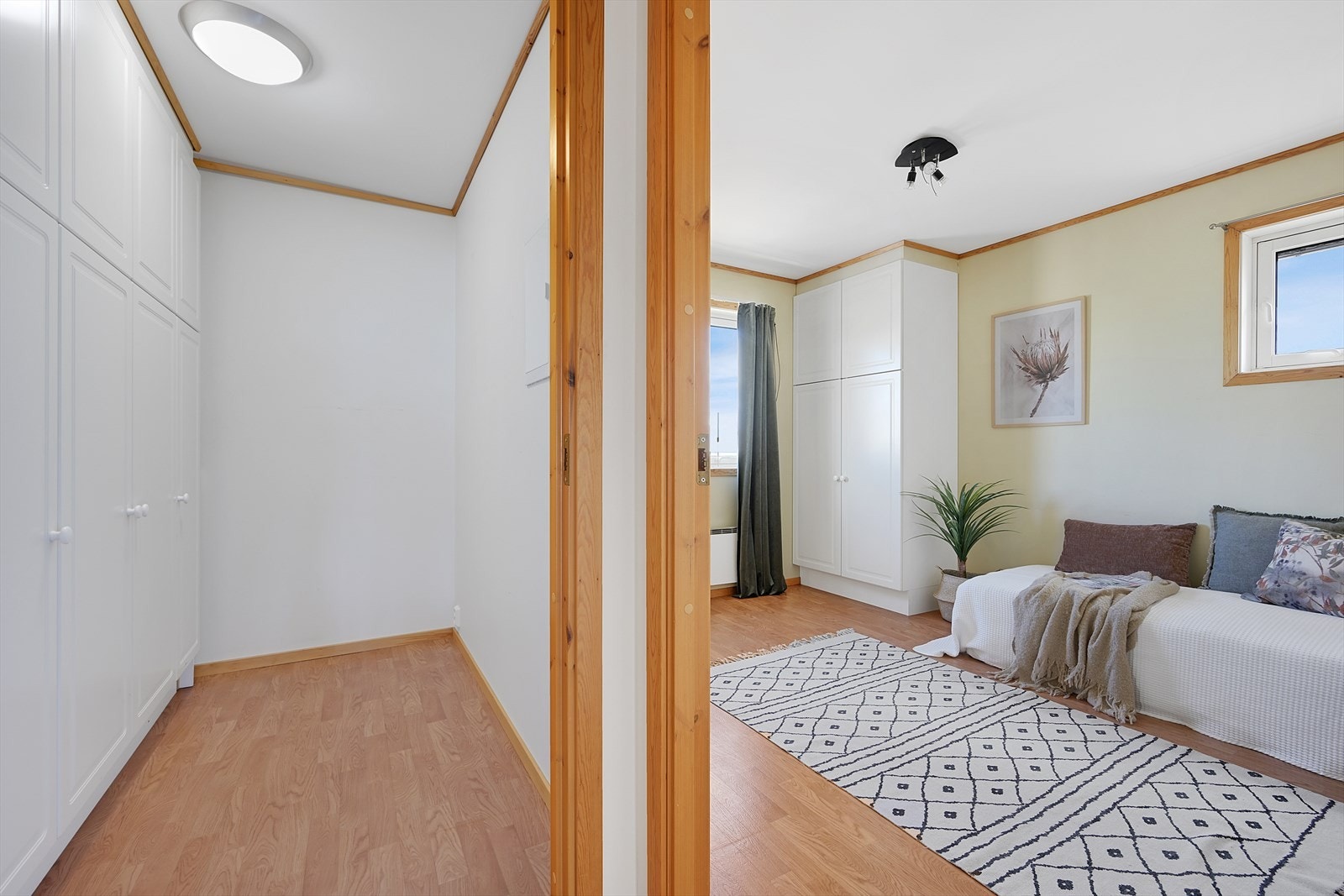 Innvendig bod med klesskap, soverom nr 2 til høyre. Galleribilde