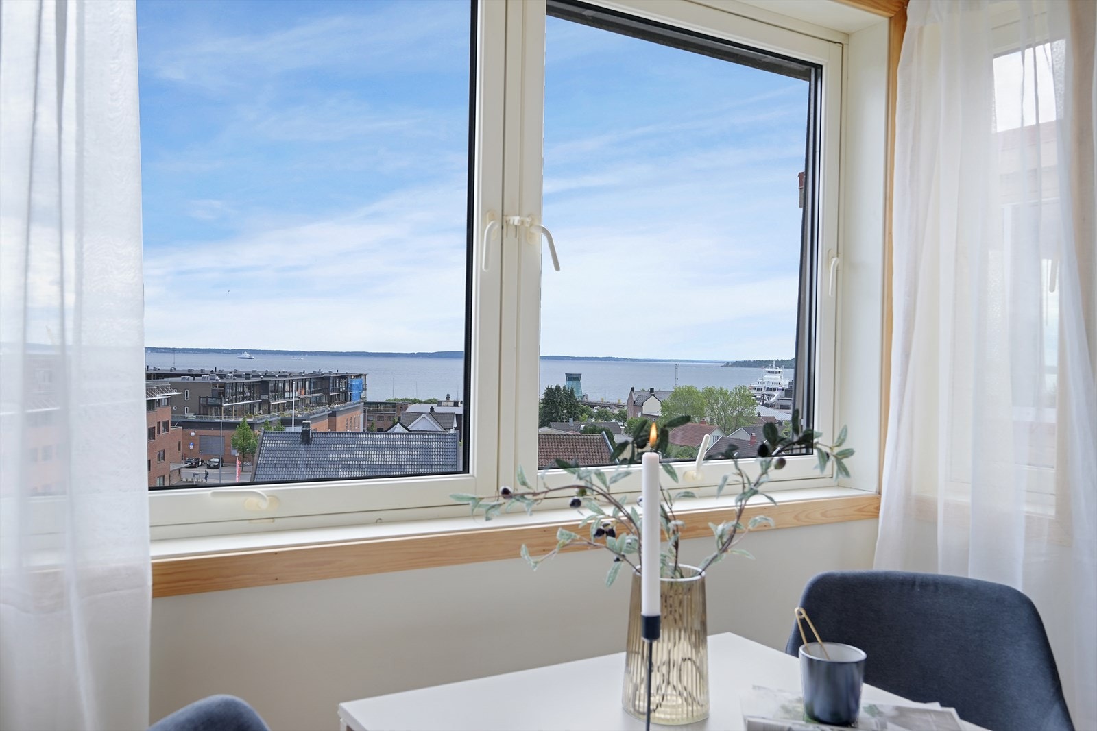 Utsikten fra spiseplassen på kjøkkenet. Galleribilde