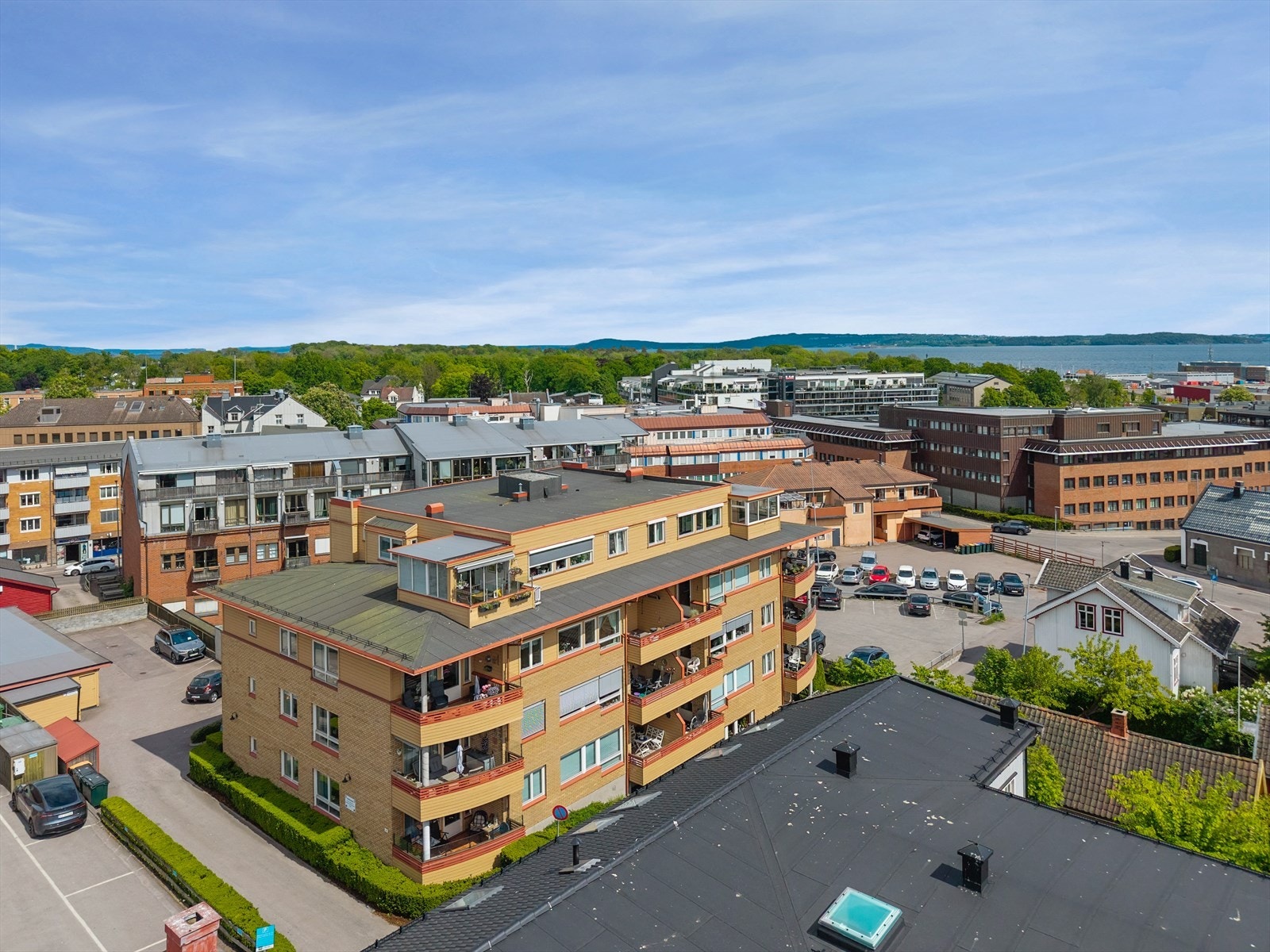 Bygget, hvor leiligheten ligger på toppen til høyre. Galleribilde