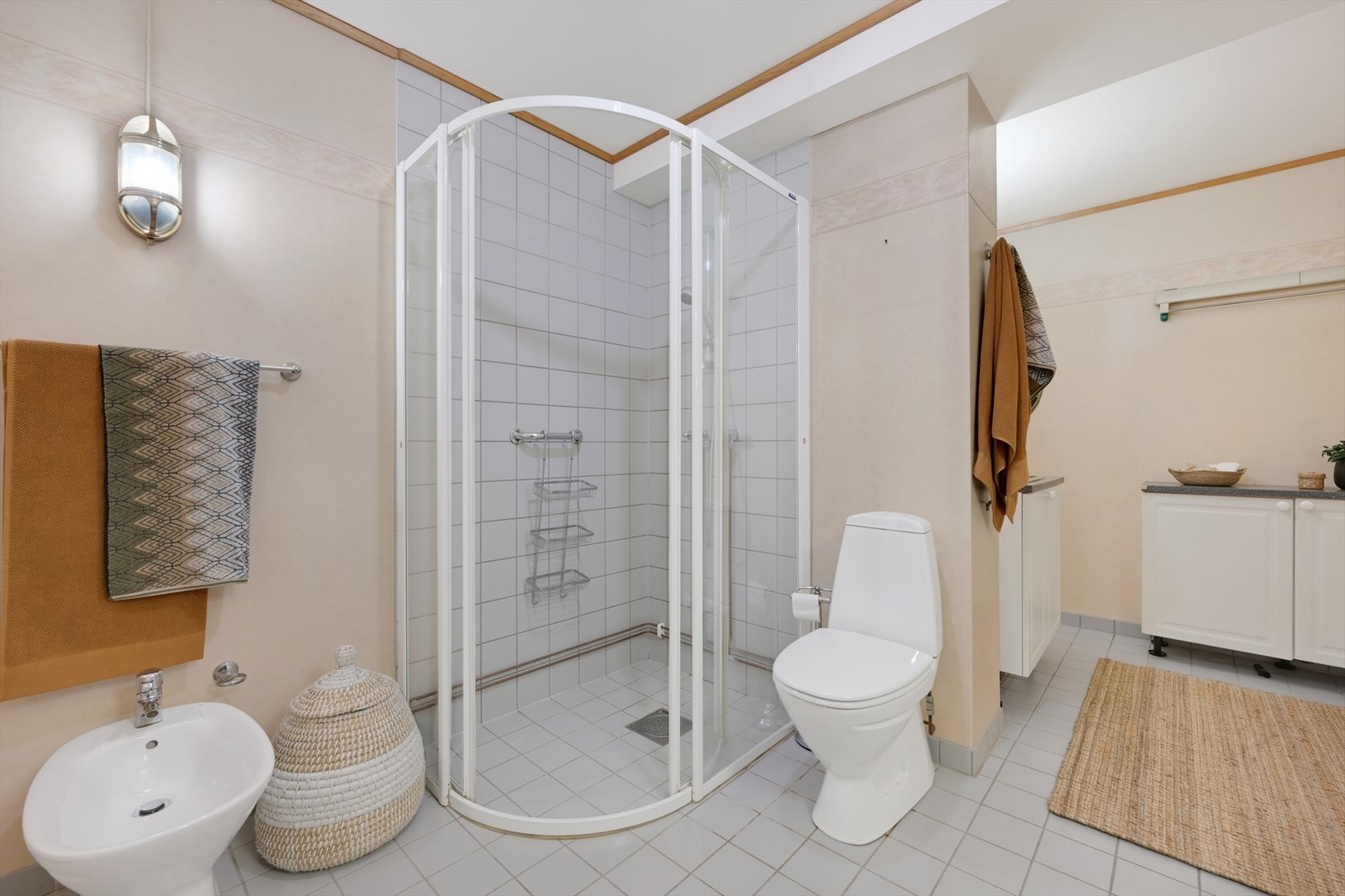 Badet med dusjhjørnet, toalett og bidèt. Galleribilde
