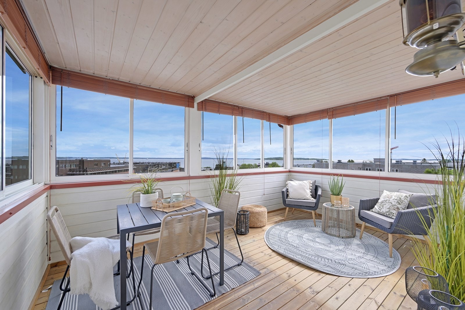 Overbygget innglasset takterrasse hvor du har god utsikt over nærområdet og fjorden. Galleribilde