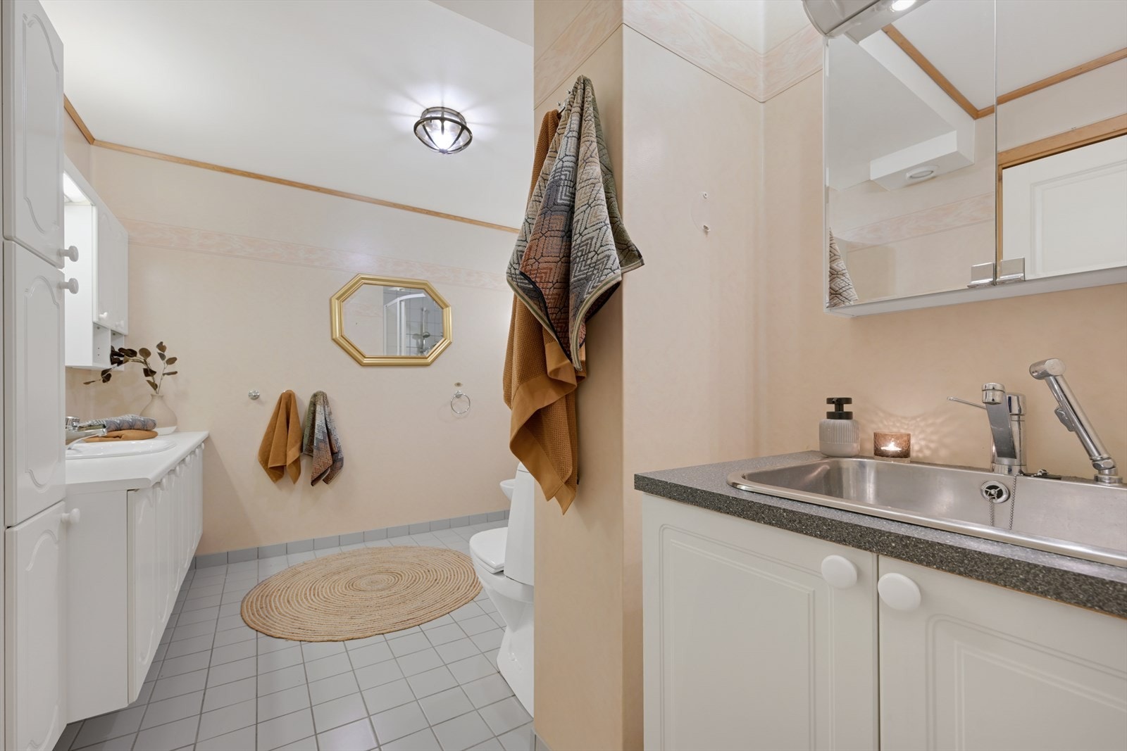 Stor bad/wc/vaskerom med fliselagt gulv. Galleribilde