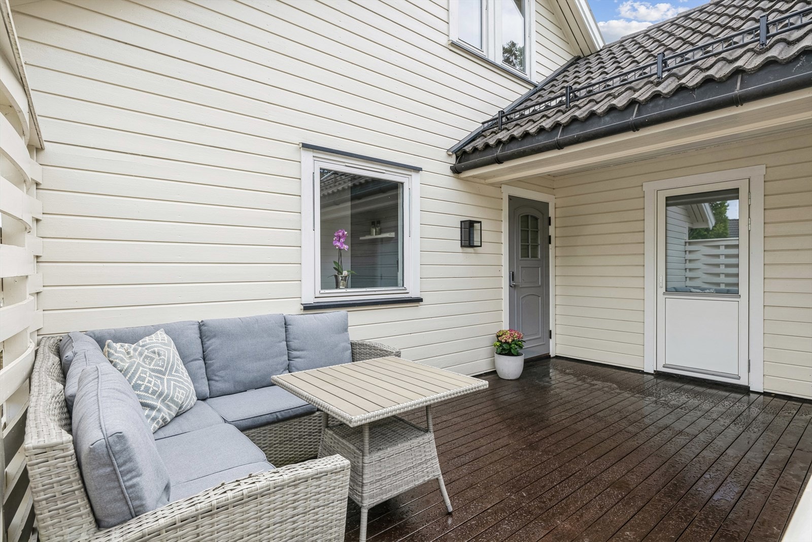 Nyere fin Terrasse med ettermiddagssol ved inngang Galleribilde