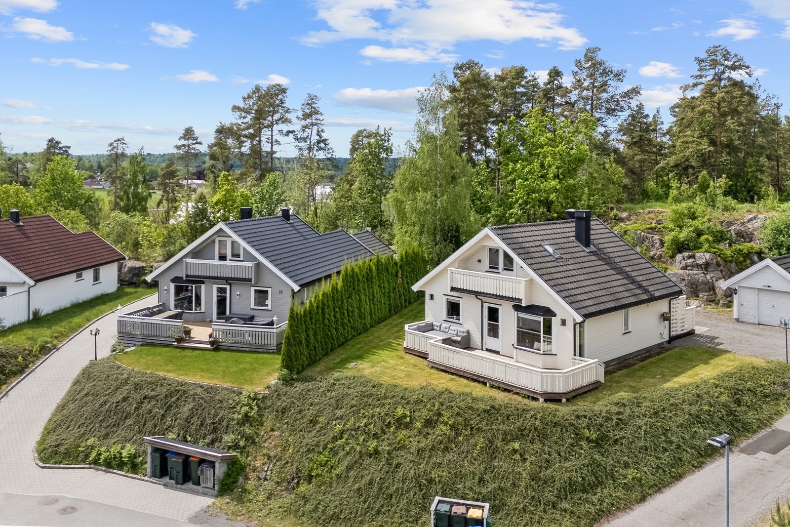 Koselig hage rundt eiendommen Galleribilde