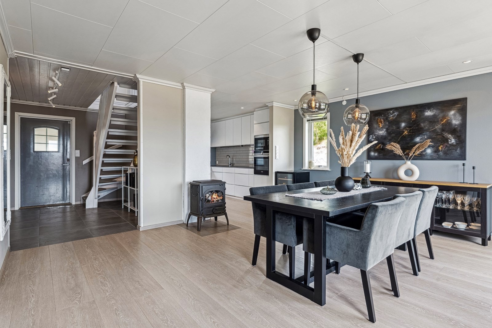Stuen har nytt fint laminatgulv og nymalte flater Galleribilde