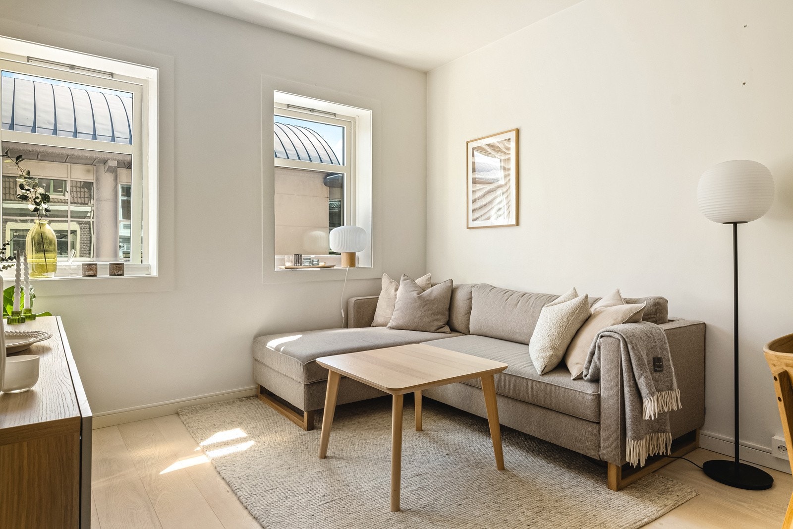 I stuen sørger delikate lekre overflater og flott parkett for en flott finish som er gjennomgående. Galleribilde