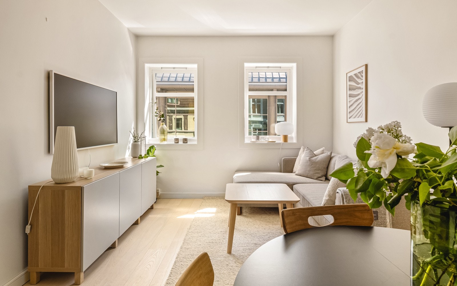 En lys og luftig stue med takhøyde på 2,66m og god plass til å innrede med sofa og spisesone. Galleribilde