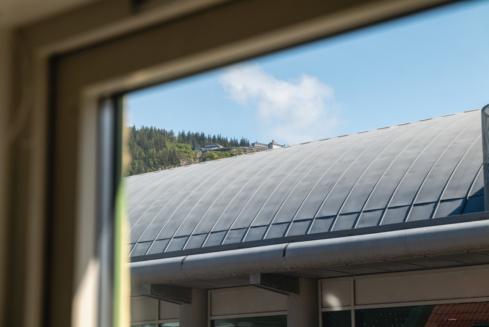 Fra stuen er det utsikt til Fløien og flott dagslys inn i leiligheten. Galleribilde