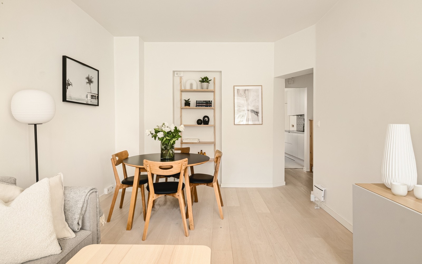 Det ble lagt flott 1-stavs parkett av ask i alle rom i 2017. Galleribilde