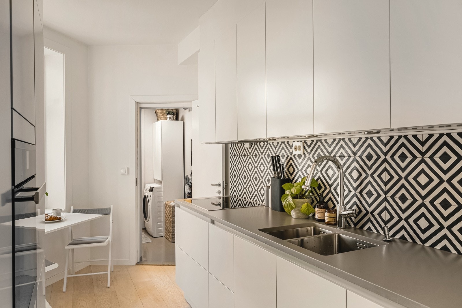 Kjøkkenet(HTH) er godt utnyttet med god benke- og skapplass med alt nytt fra 2017 Galleribilde