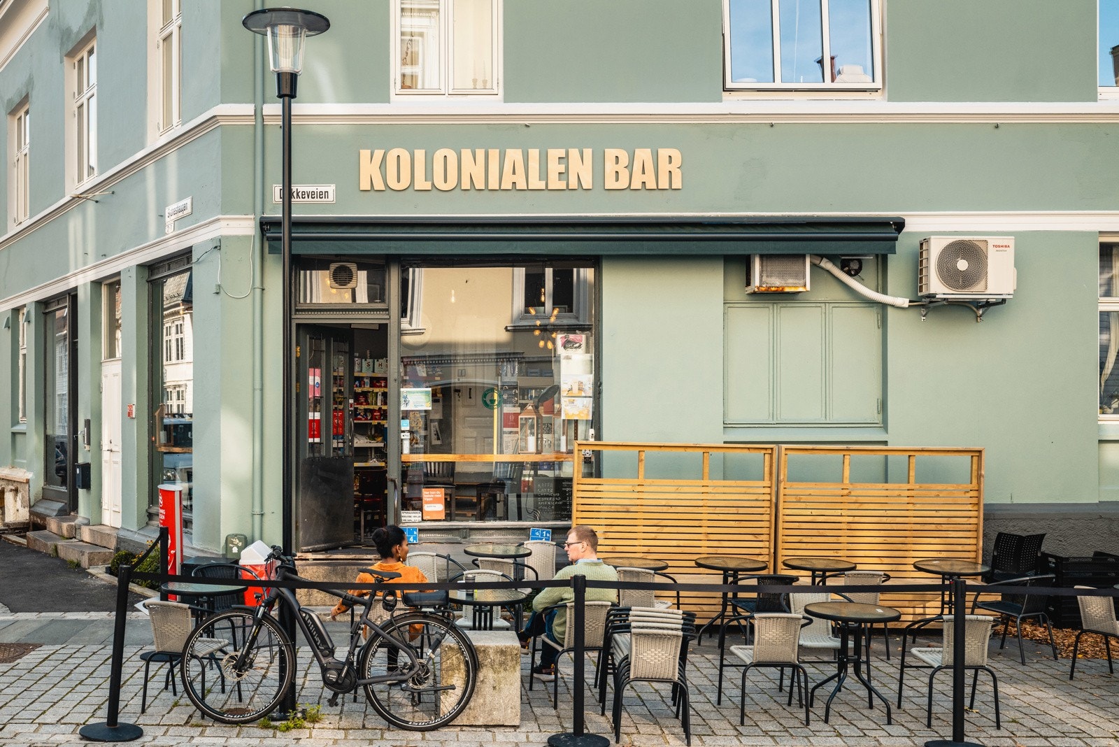 Kolonialen bar tilbyr en hyggelig uteplass i koselige omgivelser på Sydnes. Galleribilde