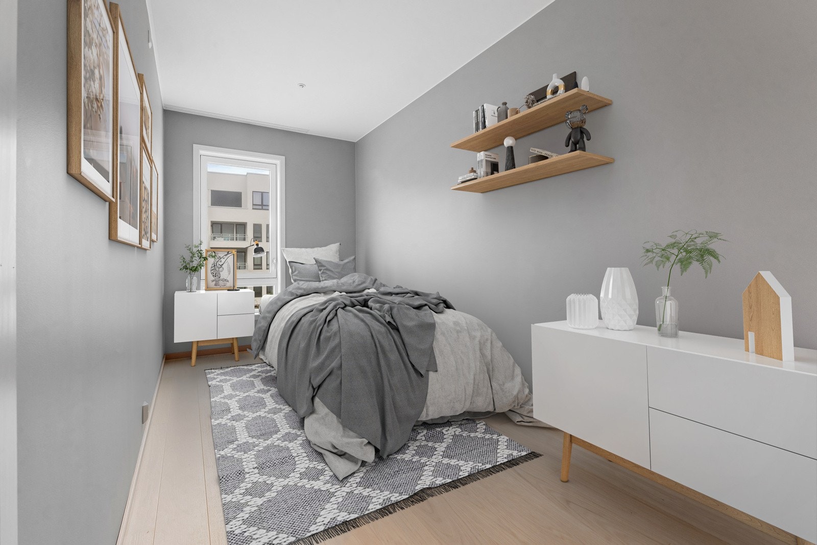 Soverom 2 holder god størrelse og har plass til seng, garderobe og skrivepult. Rommet egner seg utmerket som barnerom. Bildet er fotostylet. Galleribilde