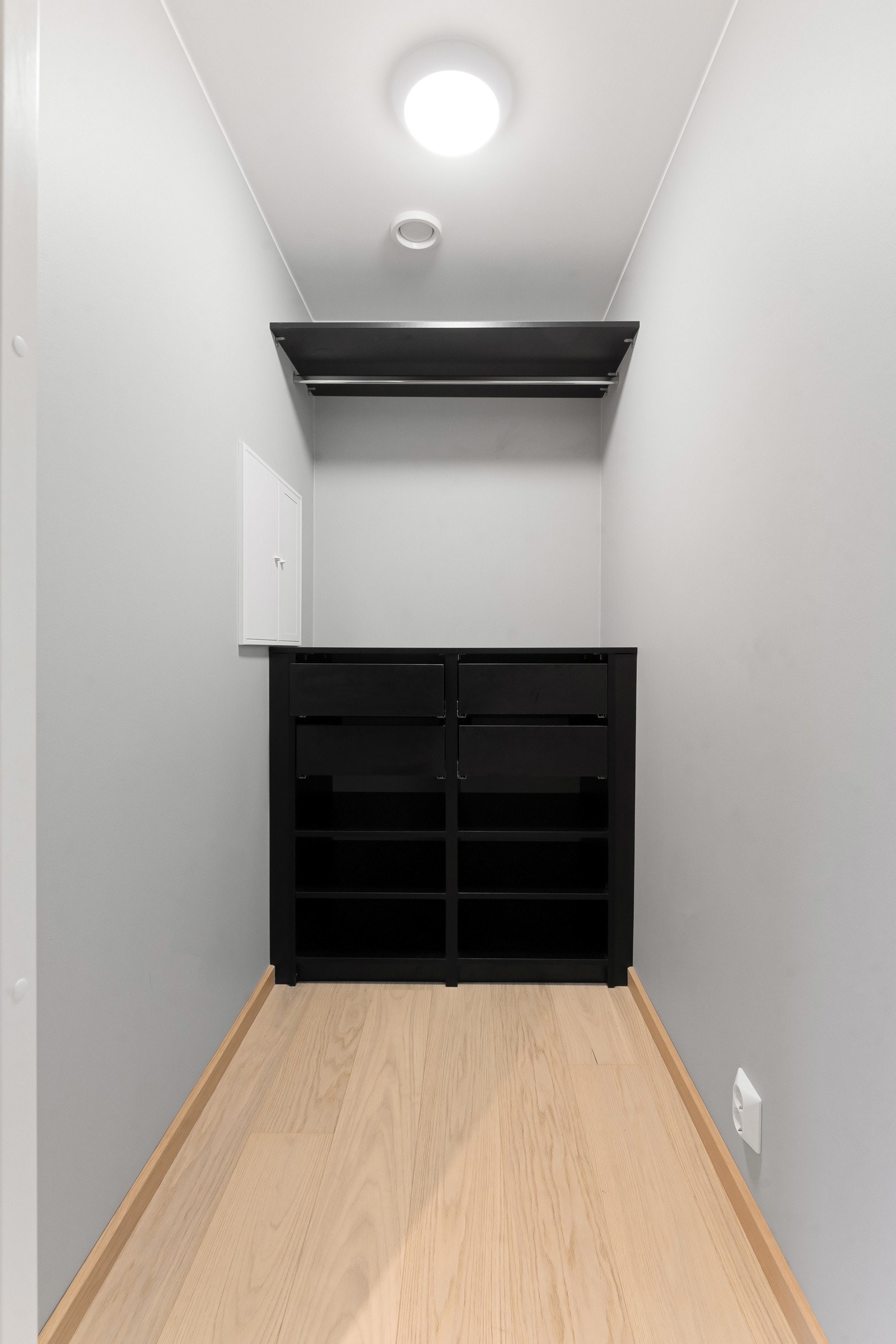 Tilknyttet entré er det innvendig bod med plassbygget garderobe. Galleribilde