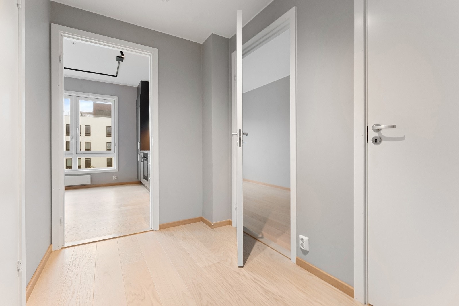 Lys og romslig entré som gir god førsteinntrykk av leiligheten. Entré har tilgang til innvendig bod som benyttes som omkledningsrom. Galleribilde