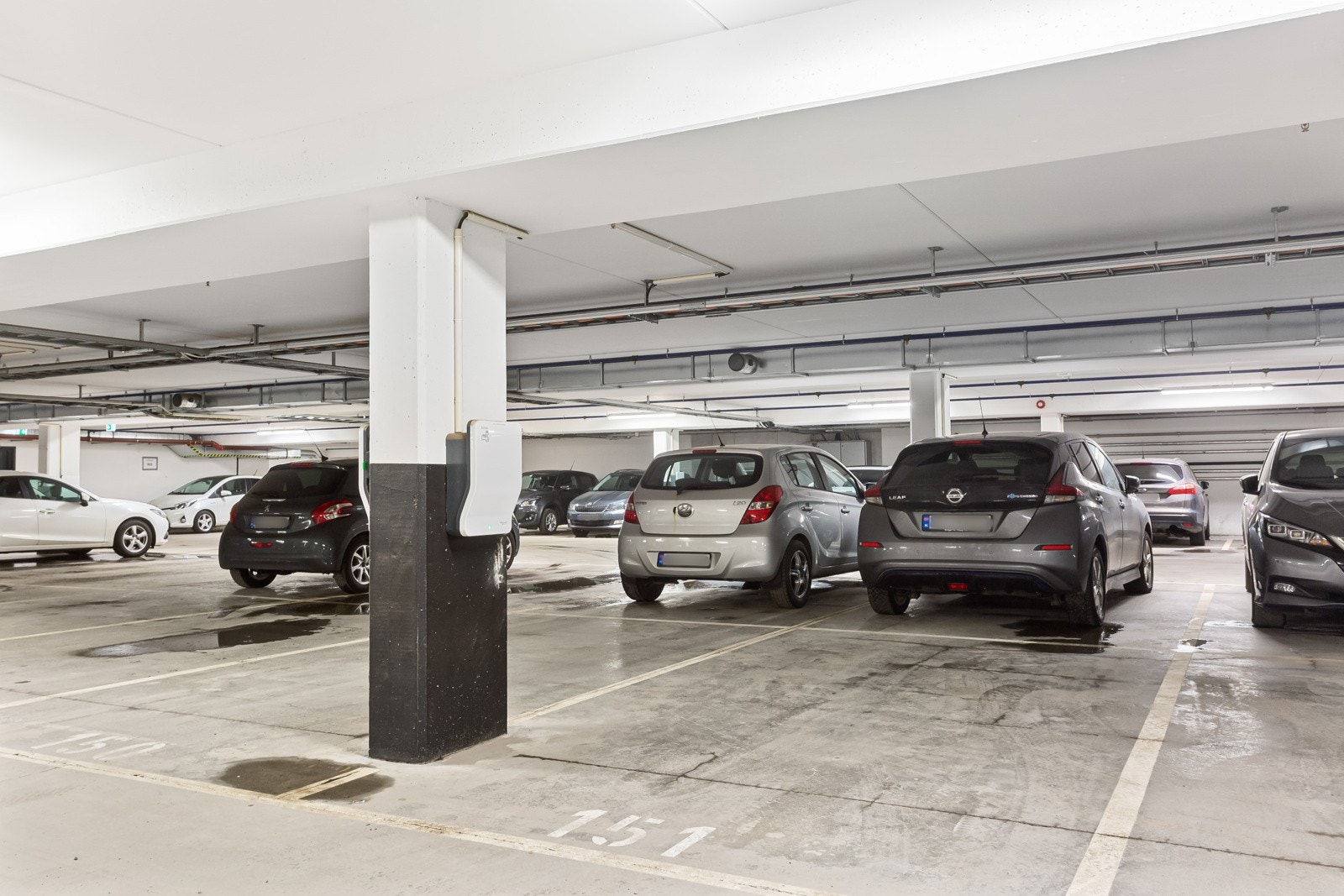 Garasjeplass m/lader i underliggende garasjeanlegg medfølger boligen. Galleribilde