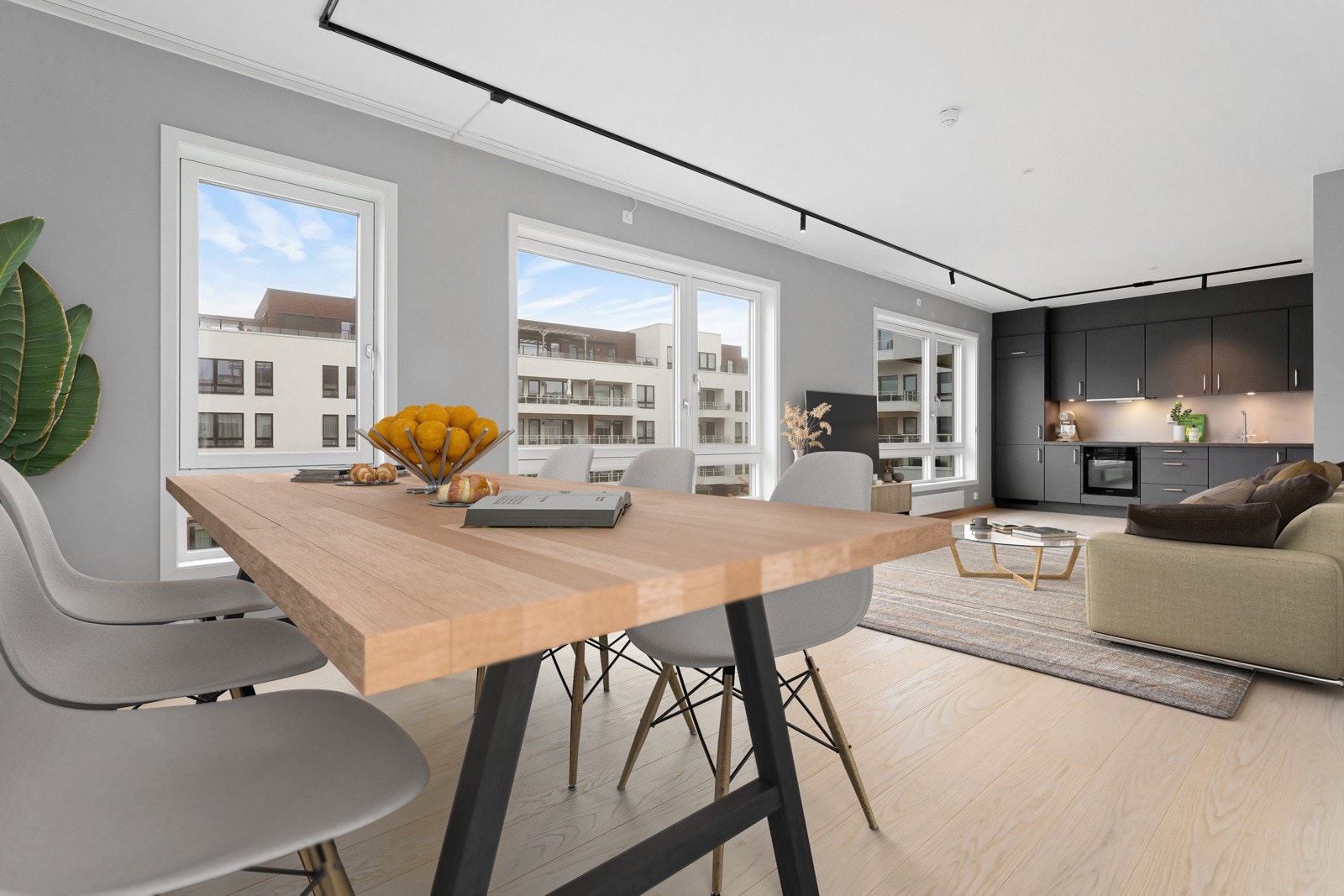 Romslig stue med plass til både sofa- og spisegruppe. Rommet har rikelig med vindusflater som gir godt med naturlig lys og byr på hyggelig utsyn over fellesareal. Galleribilde