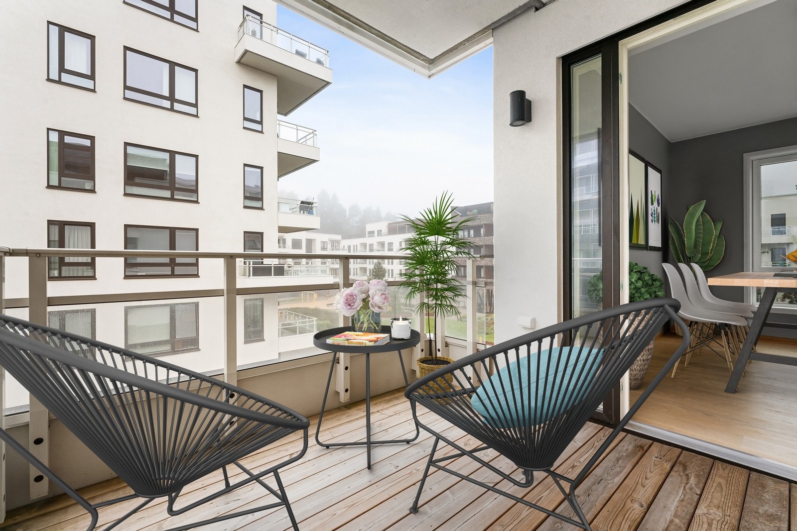 Fra stuen er det utgang til overbygget balkong, her kan du nyte flotte sommerdager. Galleribilde
