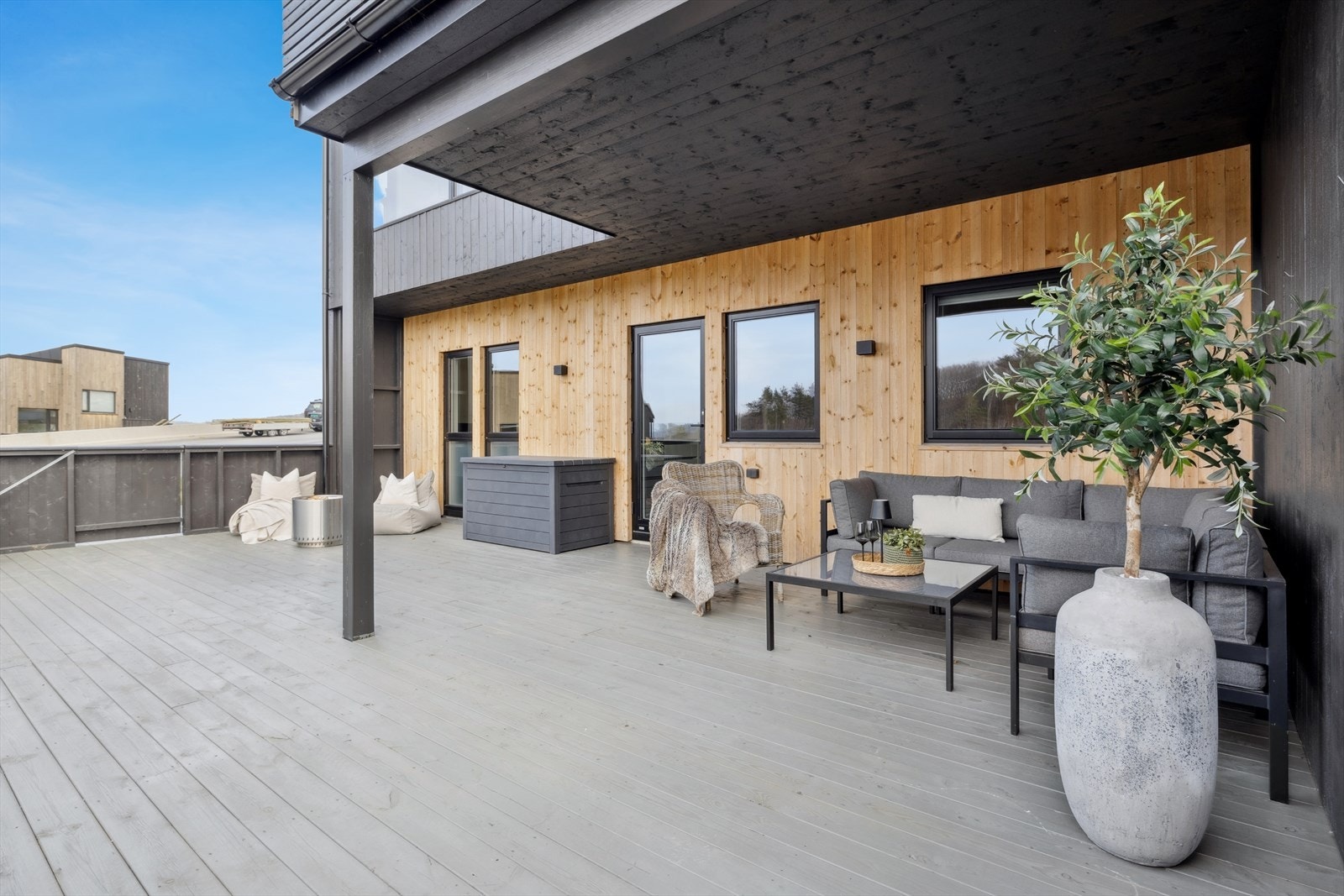 Meget romslig vestvendt terrasse med fantastiske solforhold. Galleribilde