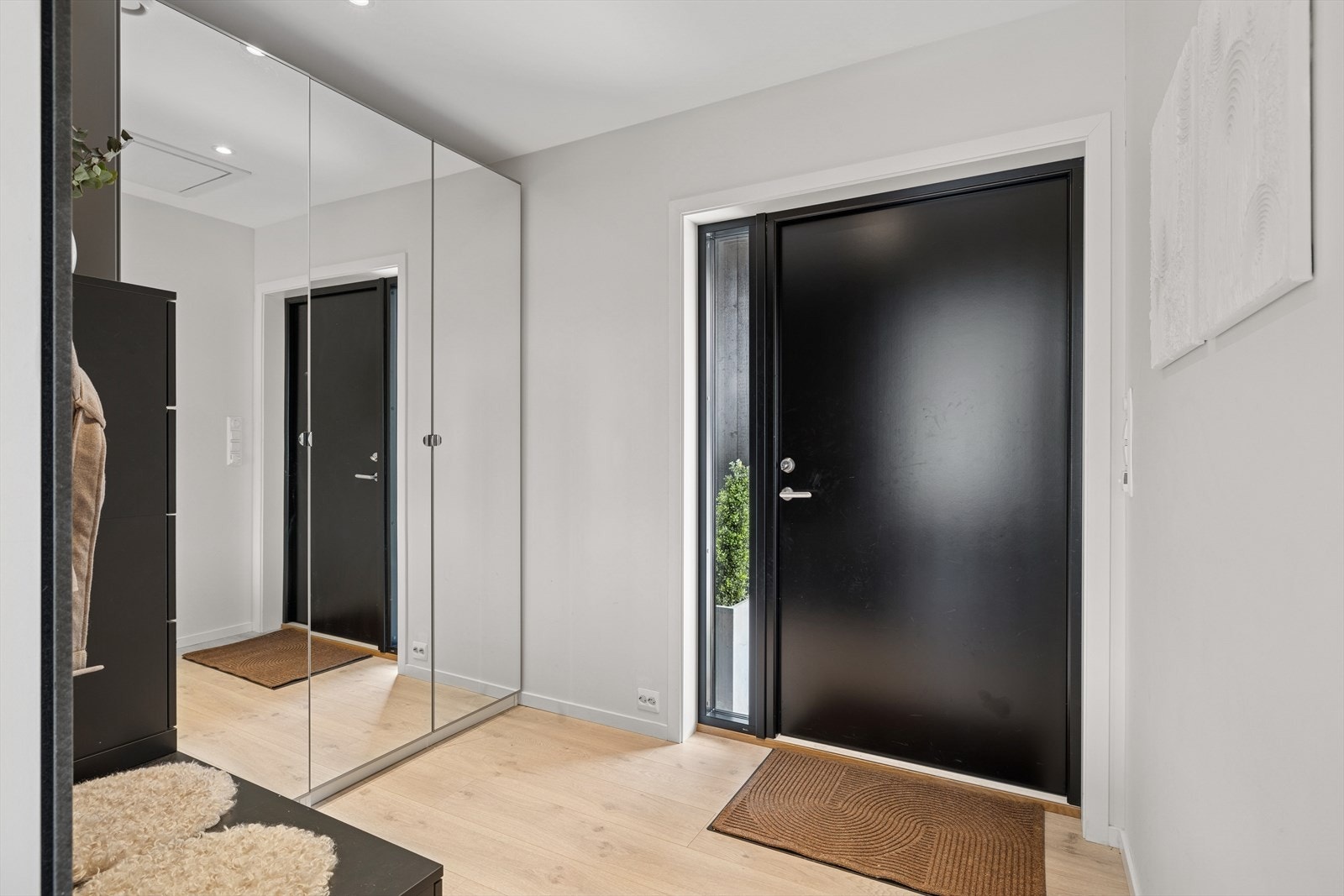 Du ønskes velkommen inn i en romslig entrè utstyrt med skyvedørsgarderobe. Herfra har du adkomst til rommene i 1. etasje, samt trapp ned til underetasjen. Galleribilde