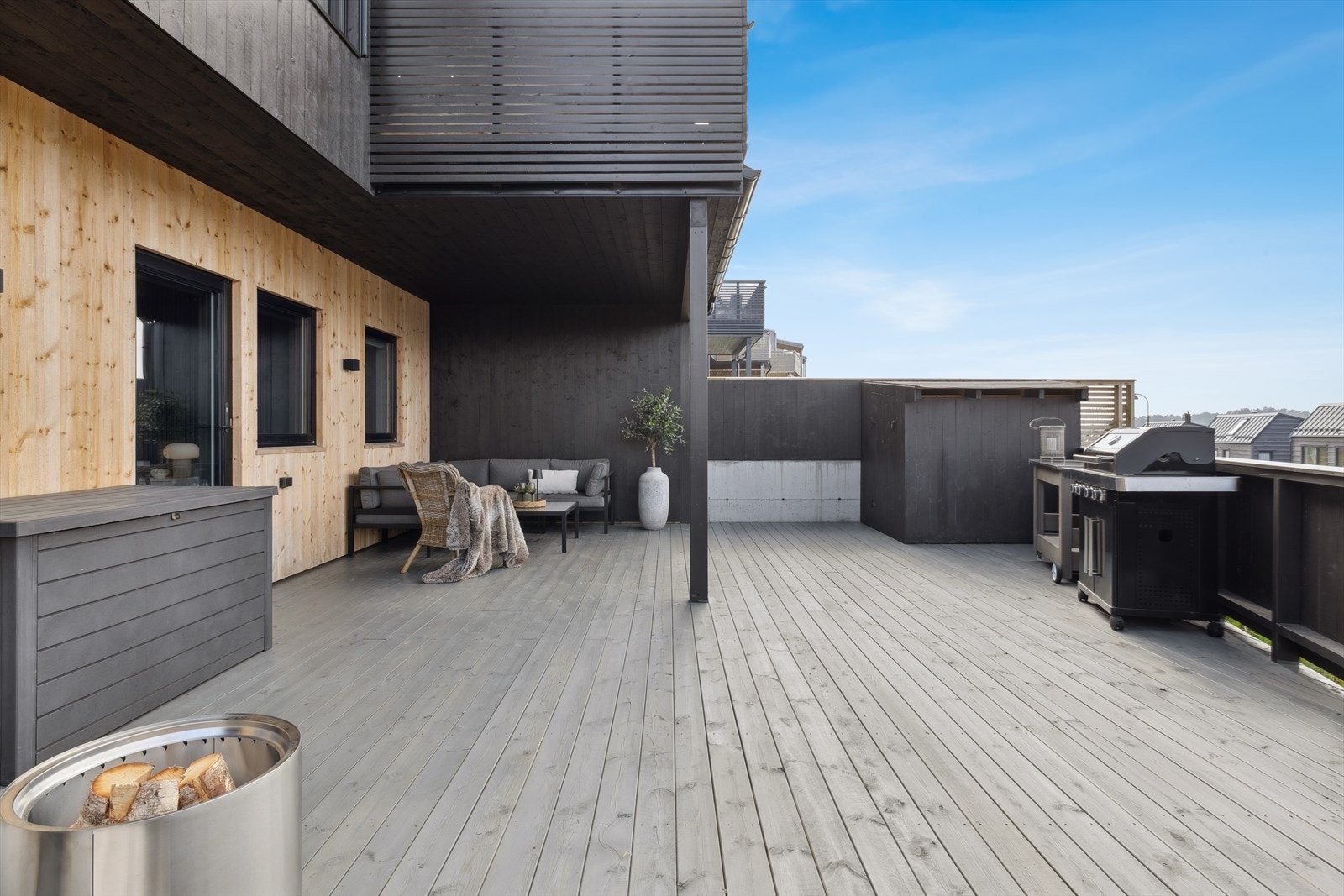 Det er i tillegg en praktisk liten bod på terrassen. Galleribilde