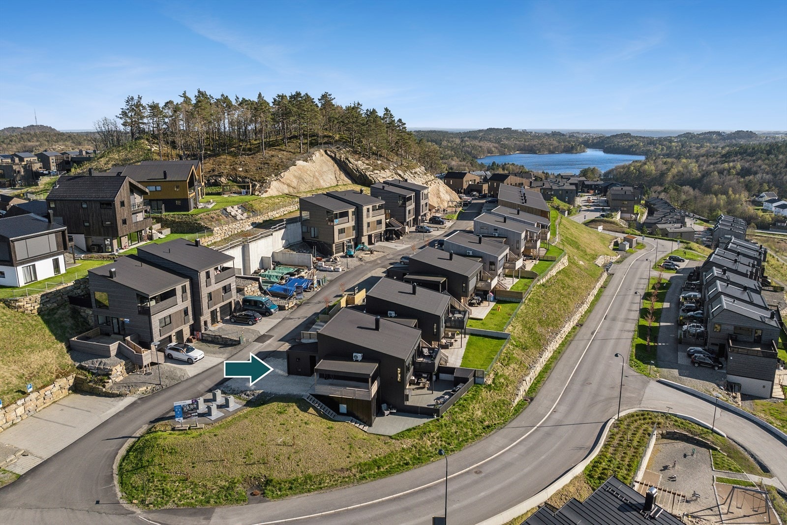 Eiendommen har fin beliggenhet på hjørne i det nyere boligområdet Drangsvann. Området er fortsatt under utvikling, og det satses betydelig på å etablere et moderne og familievennlig bomiljø. Galleribilde