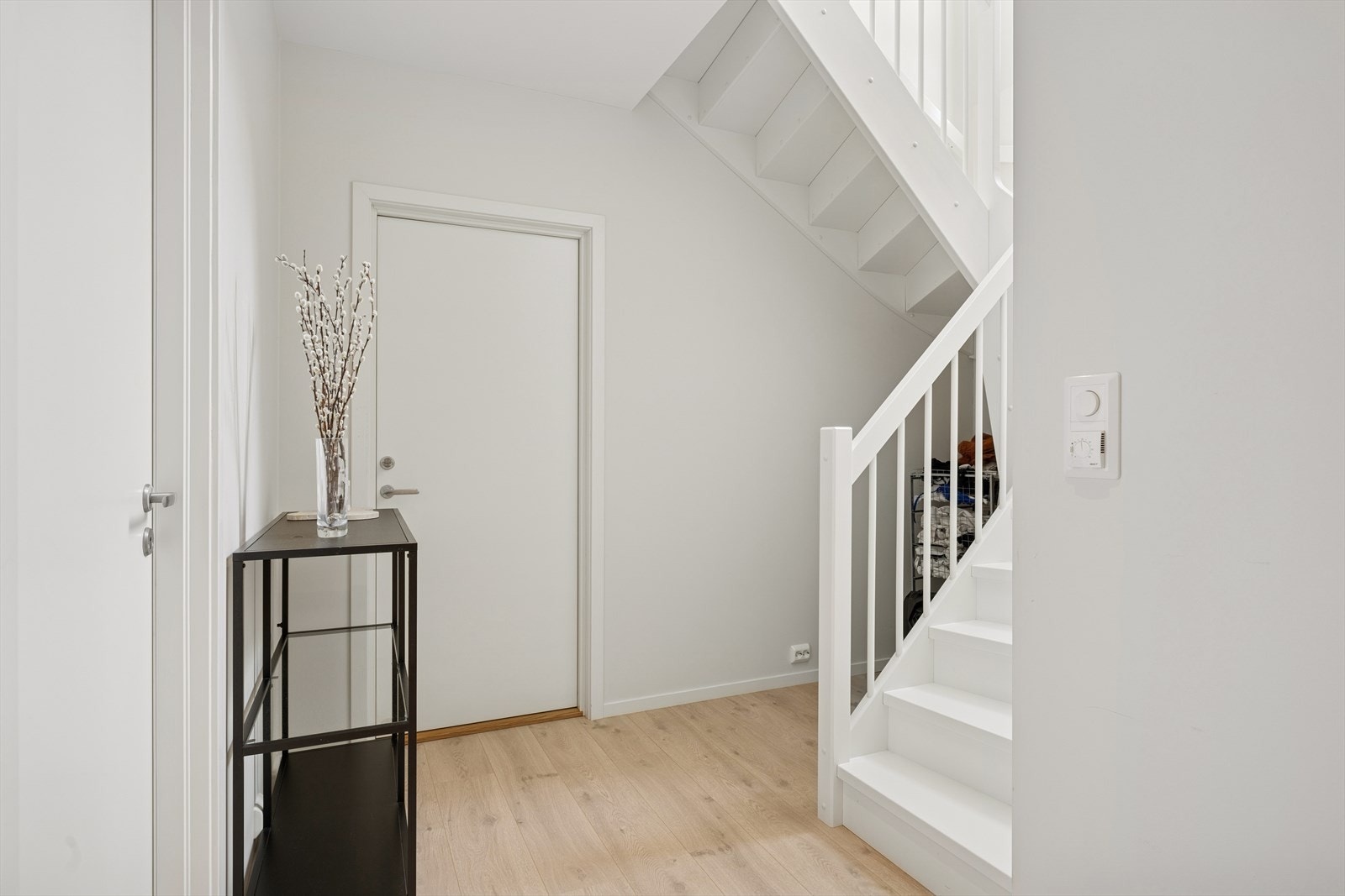 Beveger du deg ned i underetasjen finner du boligens to soverom, innvendig bod, pent bad og en romslig gang. Galleribilde