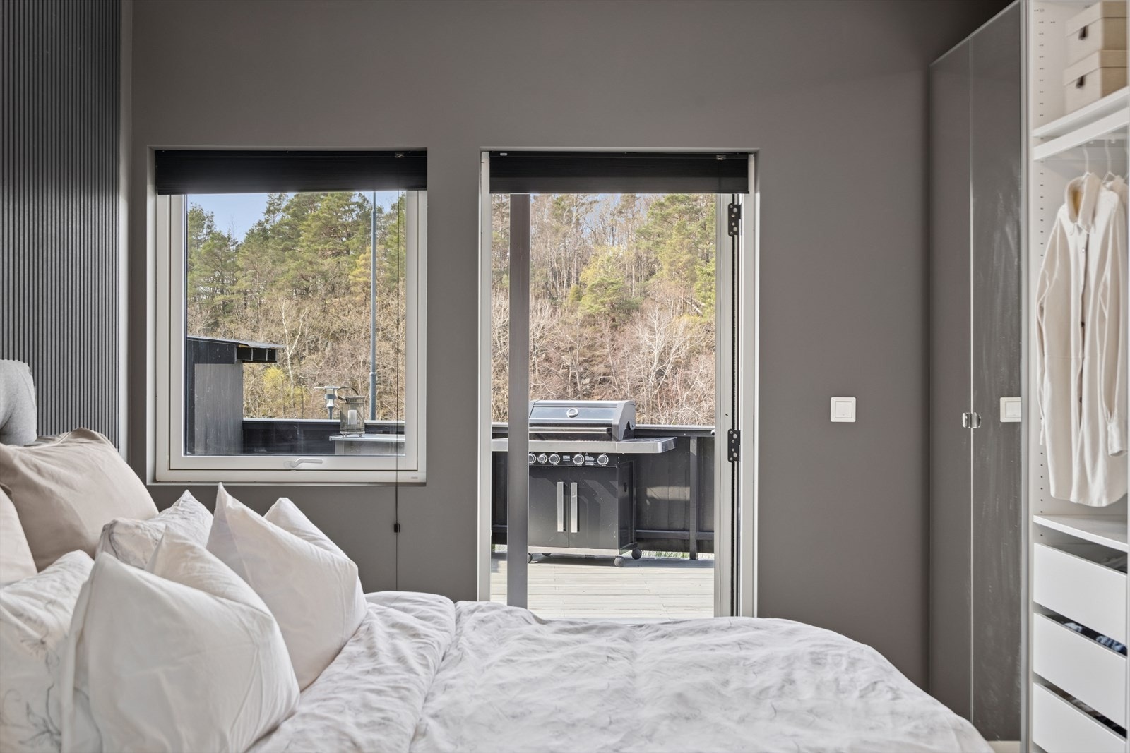 Direkte utgang til til en meget romslig vestvendt terrasse med fantastiske solforhold. Galleribilde