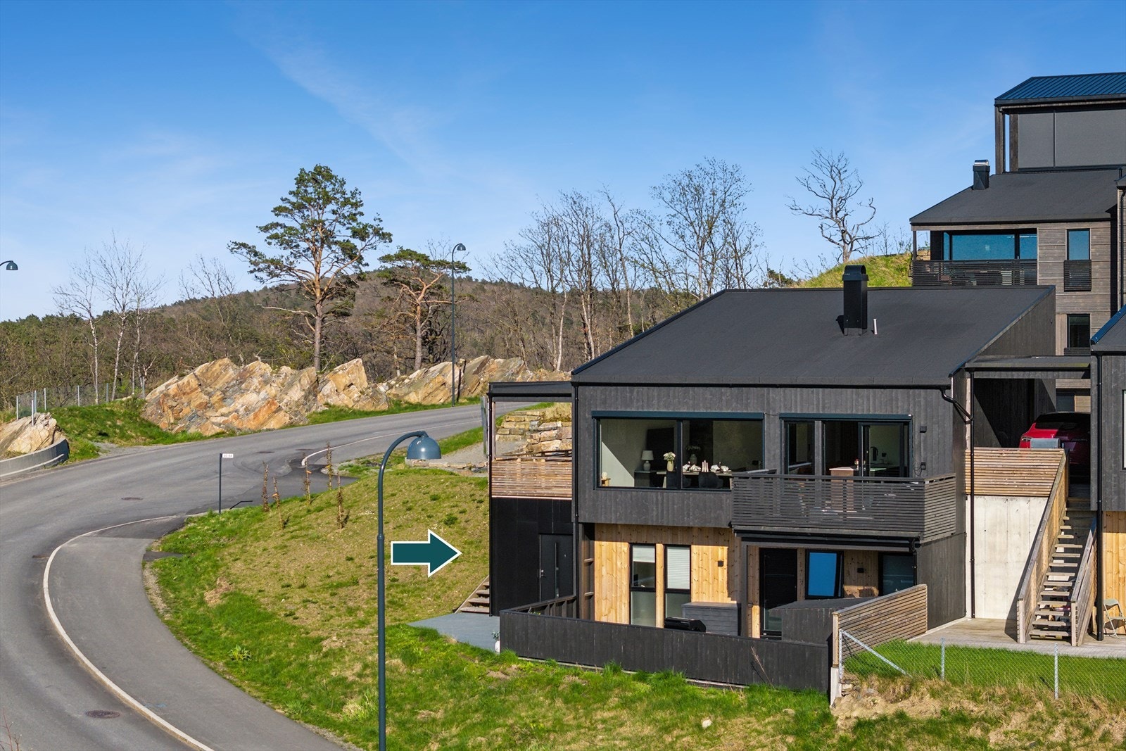 Utleiedelen har egen inngang med gode leieinntekter (10.000,-). Leietaker har pt. ønske om å fortsette leiekforholdet. Galleribilde