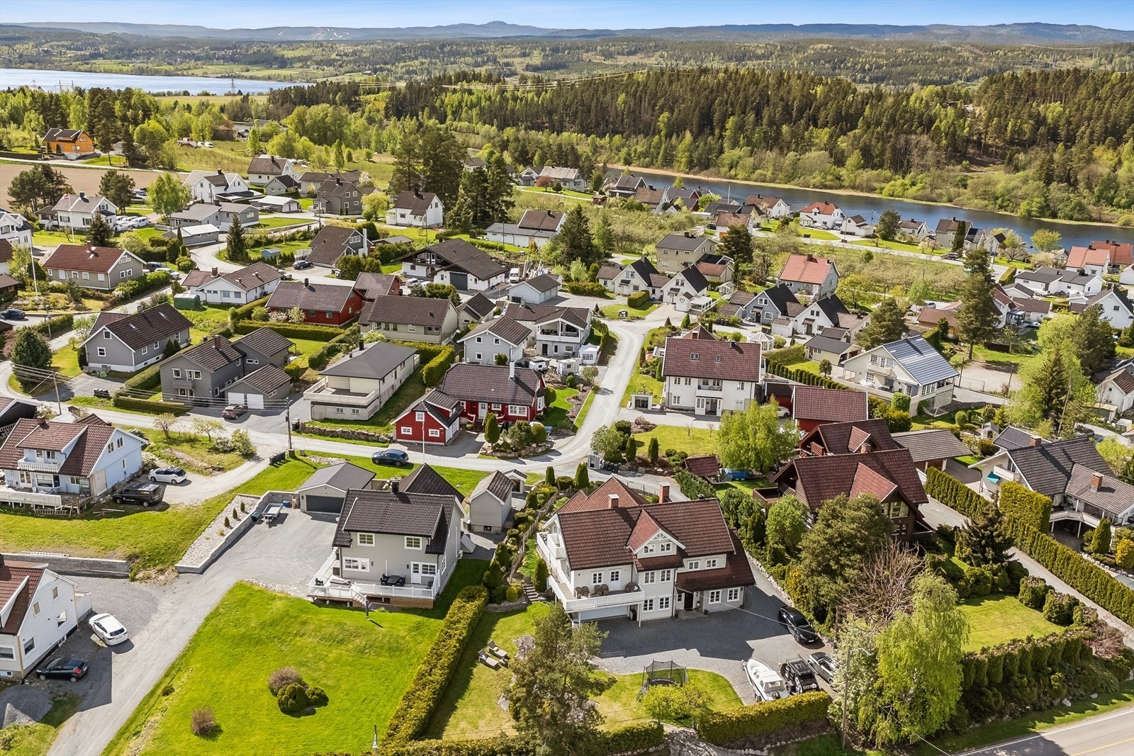 Eiendommen har en landlig, men sentral beliggenhet med gode solforhold og med nydelig utsikt over Øvre Eiker. Herfra er det kort avstand til Vestfossen med diverse servicetilbud, buss og tog. Galleribilde