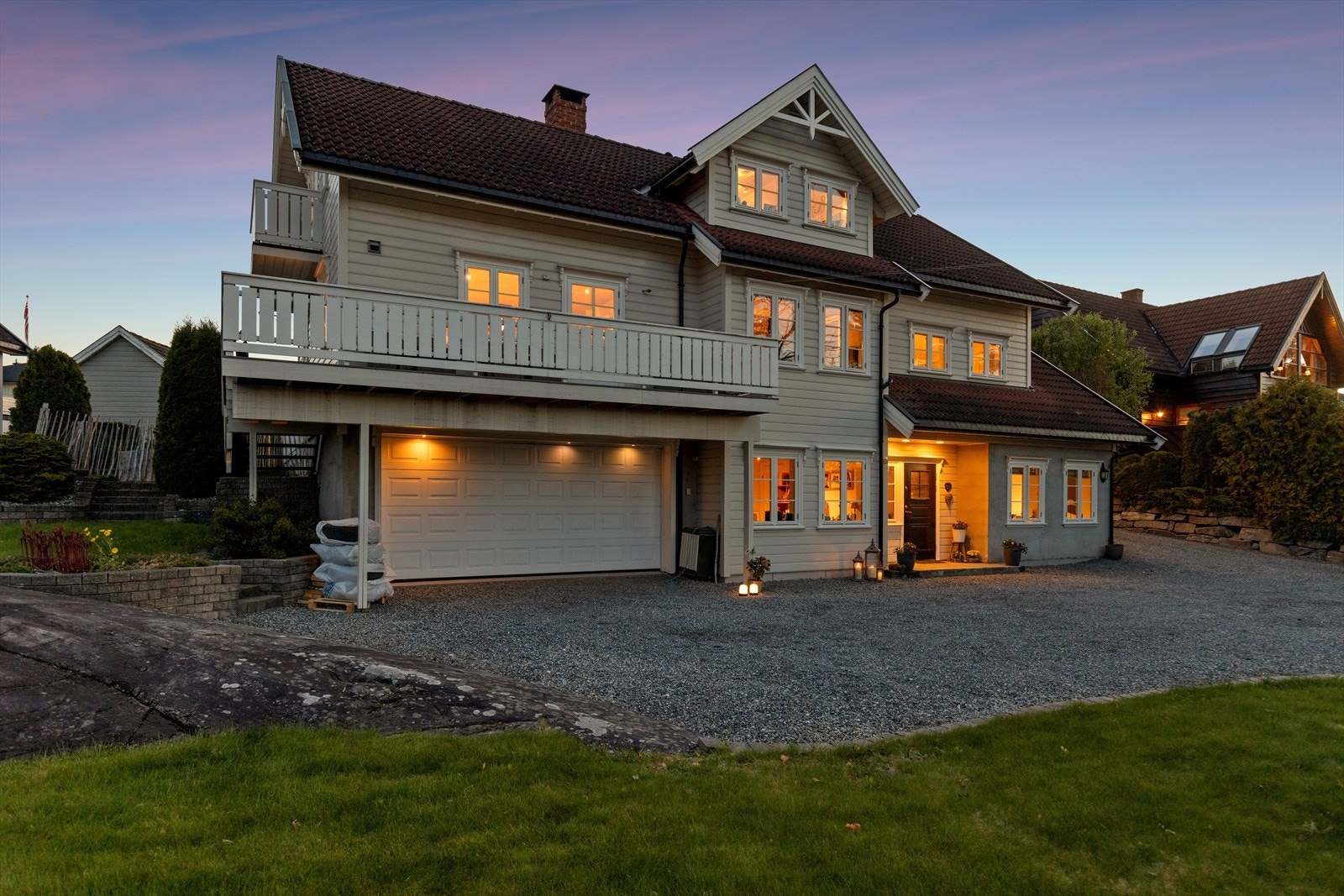 Svært gode parkeringsmuligheter med tørrskodd adkomst til dobbelgarasje med elbillader. Galleribilde