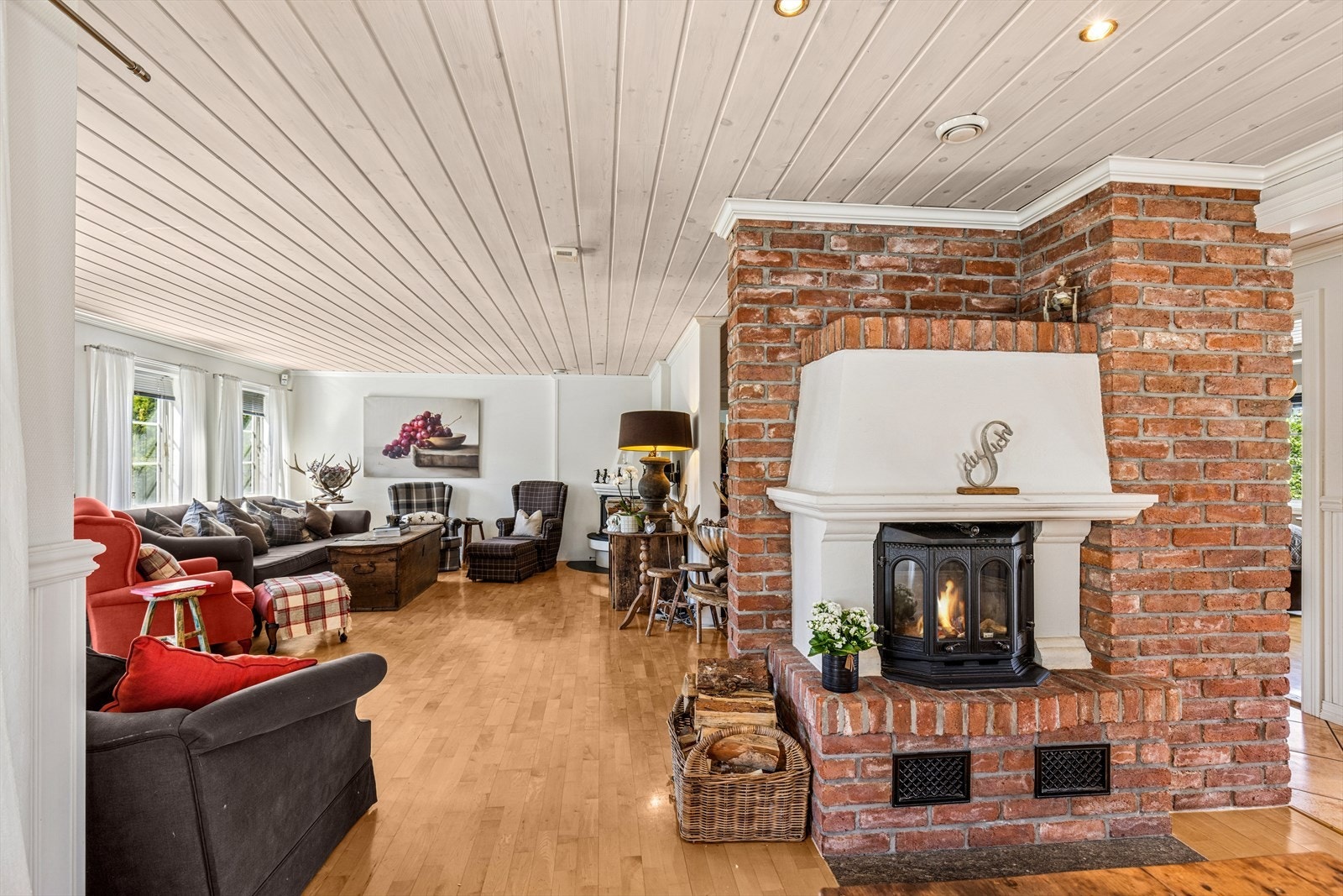 Lune materialer i stuen med utstrakt bruk av naturelement som murstein og tre. Galleribilde