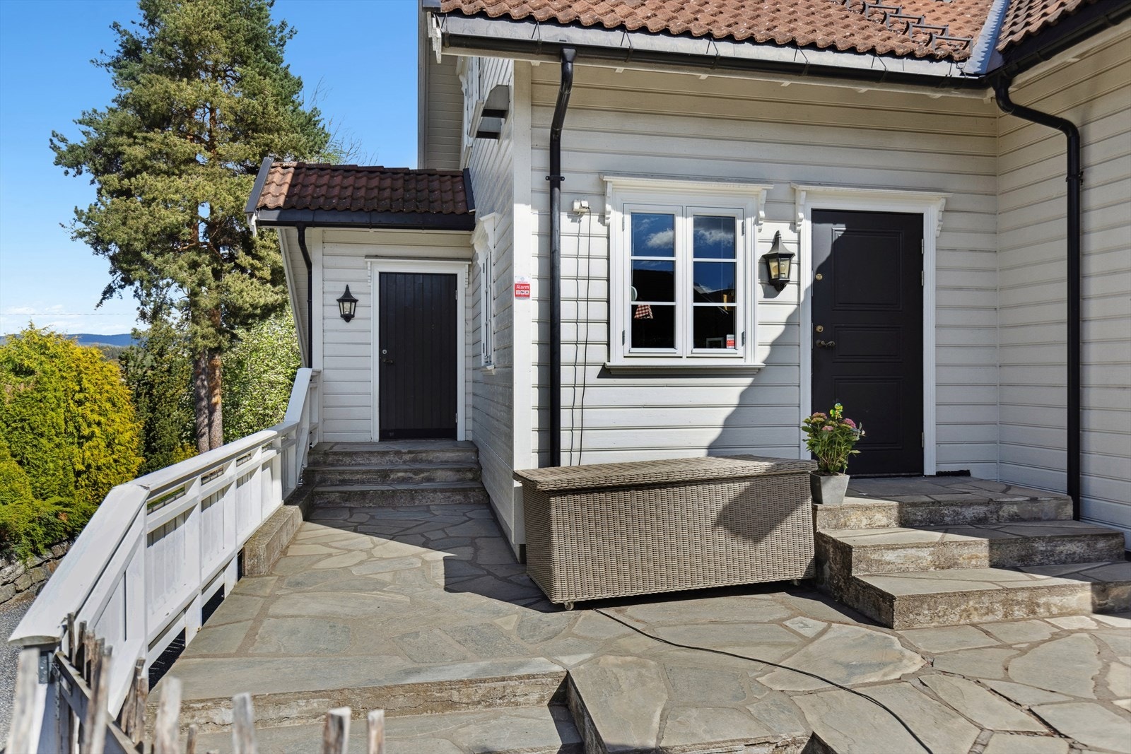 Praktiske løsninger med utvendig bod og tilkomst direkte til vaskerom. Galleribilde