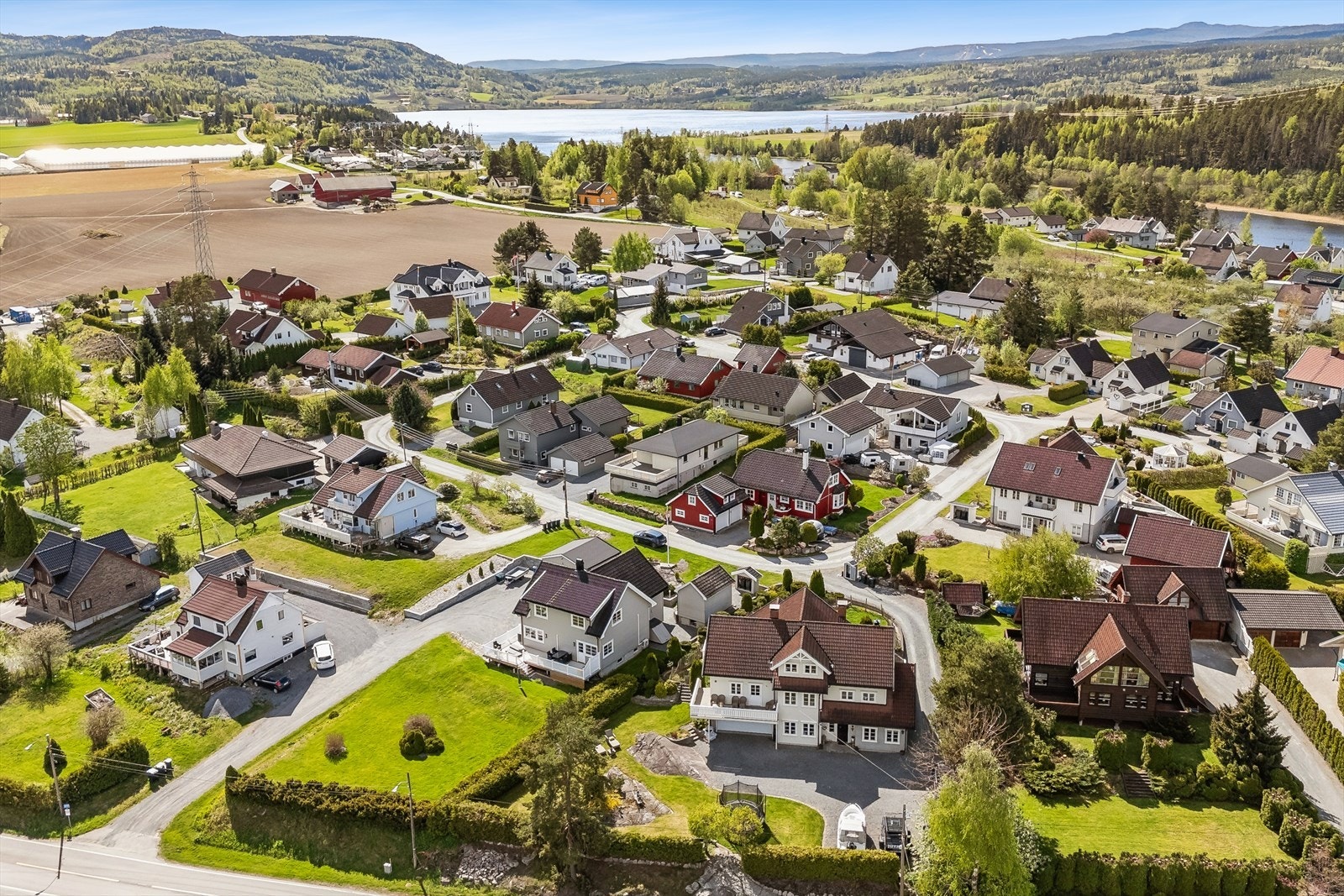 Det er ca. 10 km til Hokksund. Her finnes de fleste servicetilbud, det kan nevnes blant annet caféer, restauranter, bank, vinmonopol, legehus, apotek, interiørforretninger, klesbutikker, blomsterbutikker, bussterminal og jernbanestasjon. Galleribilde