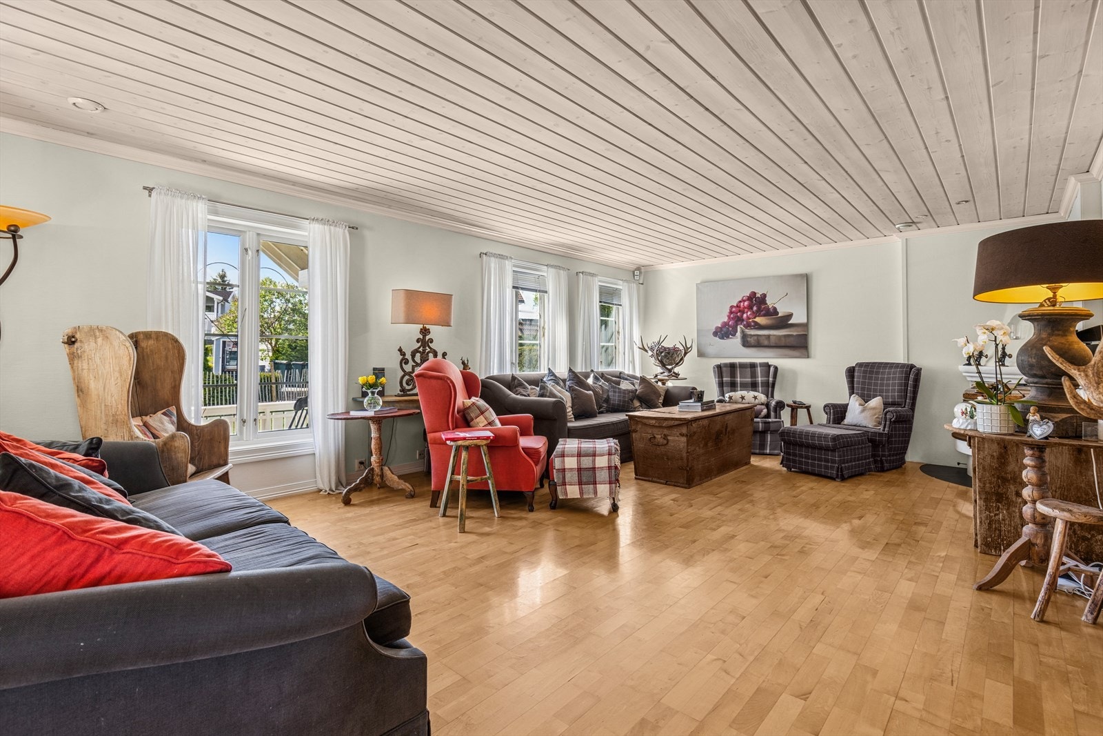 Stuen måler 55 m2 og er delvis åpen mot både gang og kjøkken som totalt utgjør i overkant av 80 m2. Galleribilde