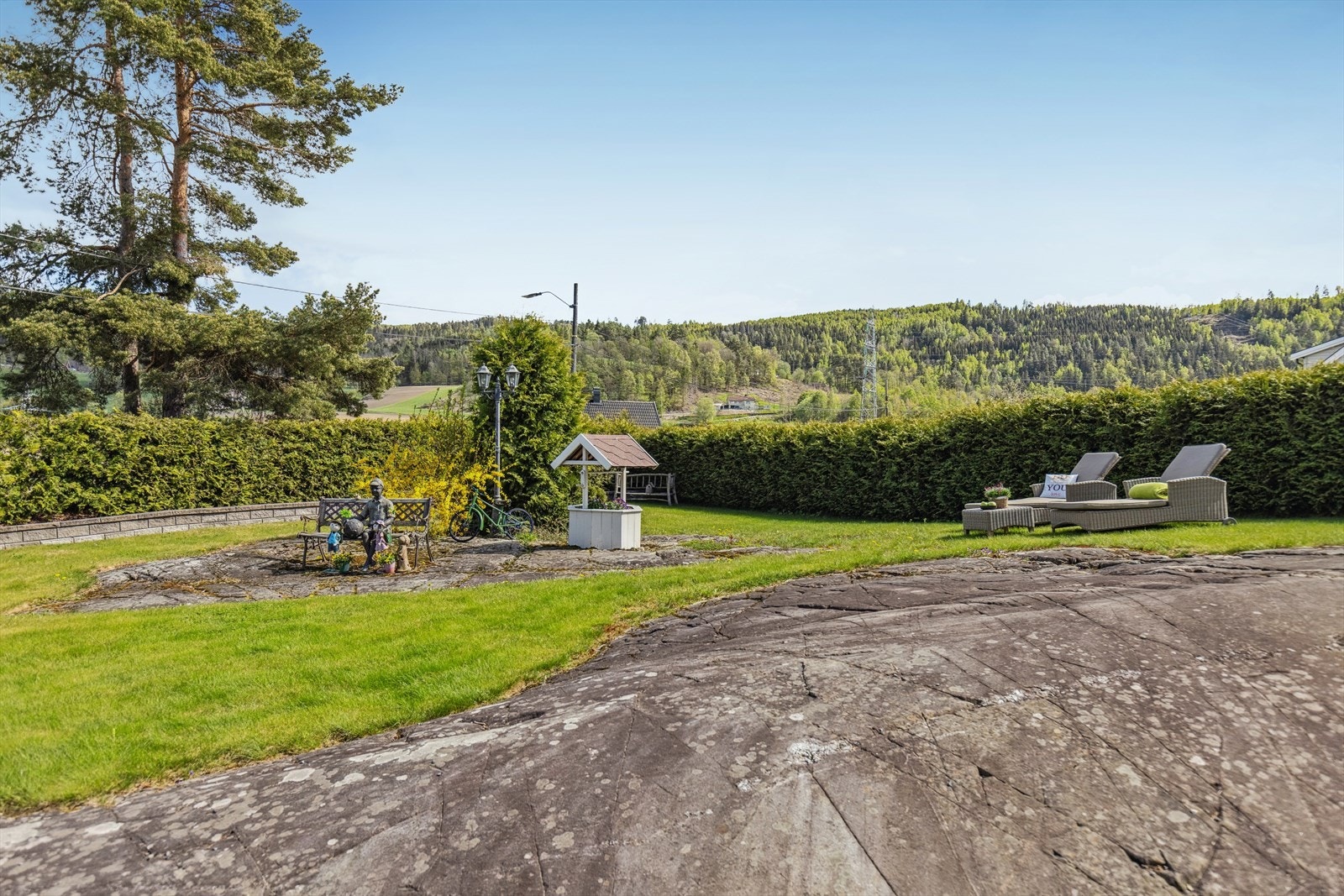 Vakker og klassisk hage innrammet av vintergrønn vekst. Galleribilde