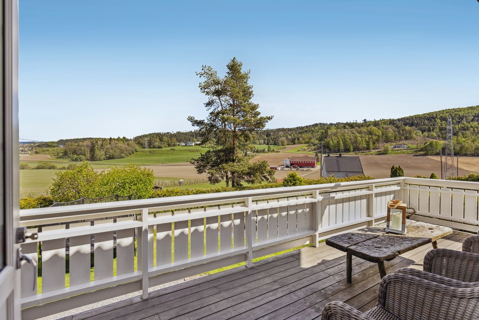 Tilkomst til veranda via kjøkkenet. Galleribilde