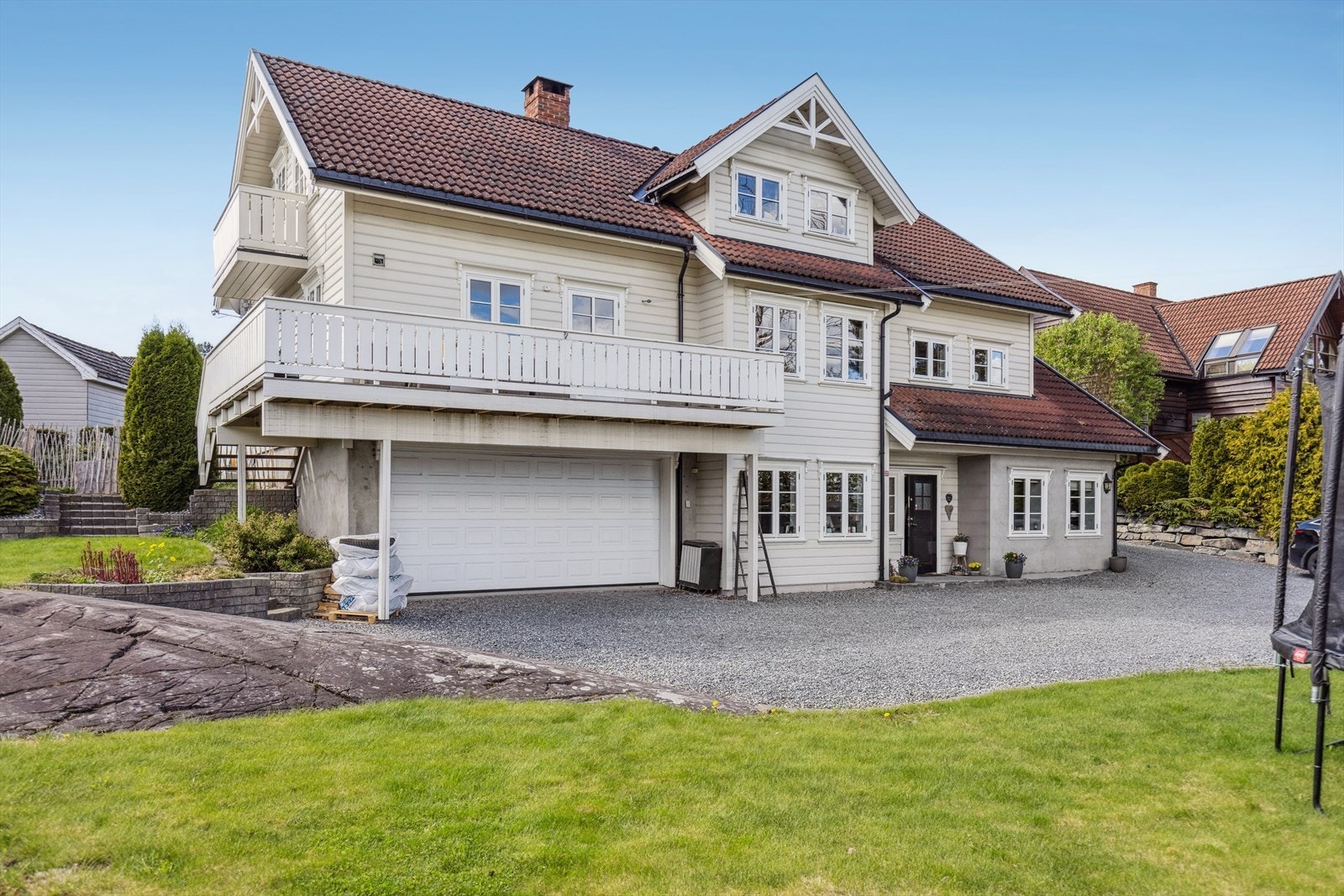 Flere biloppstillingsplasser på romslig gårdsplass. Galleribilde