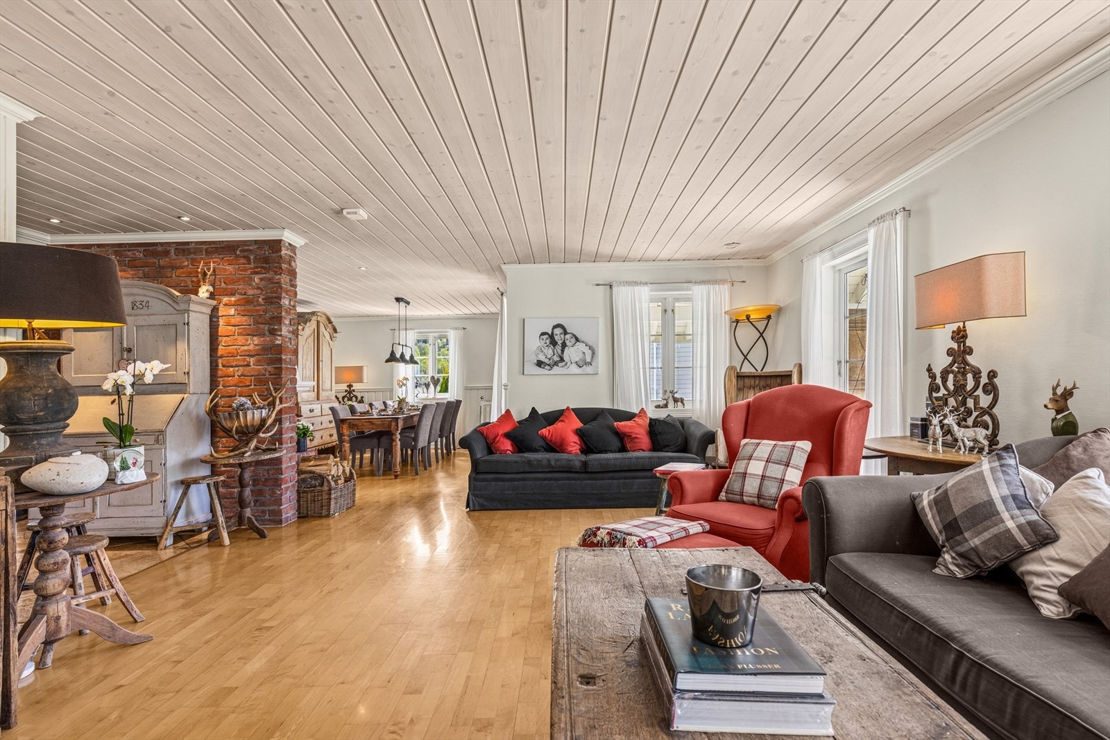 Stuen byr på flere muligheter for møblering av forskjellige soner. Galleribilde