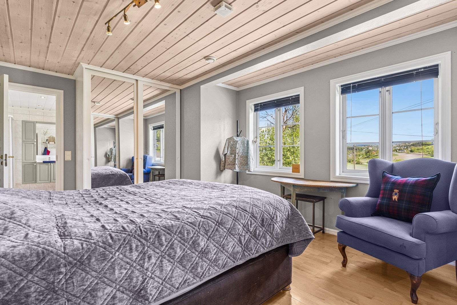 Soverom i 1. etasje med direkte tilkomst til badeværelset. Rommet er innredet med flere garderobeløsninger med speildører. Galleribilde