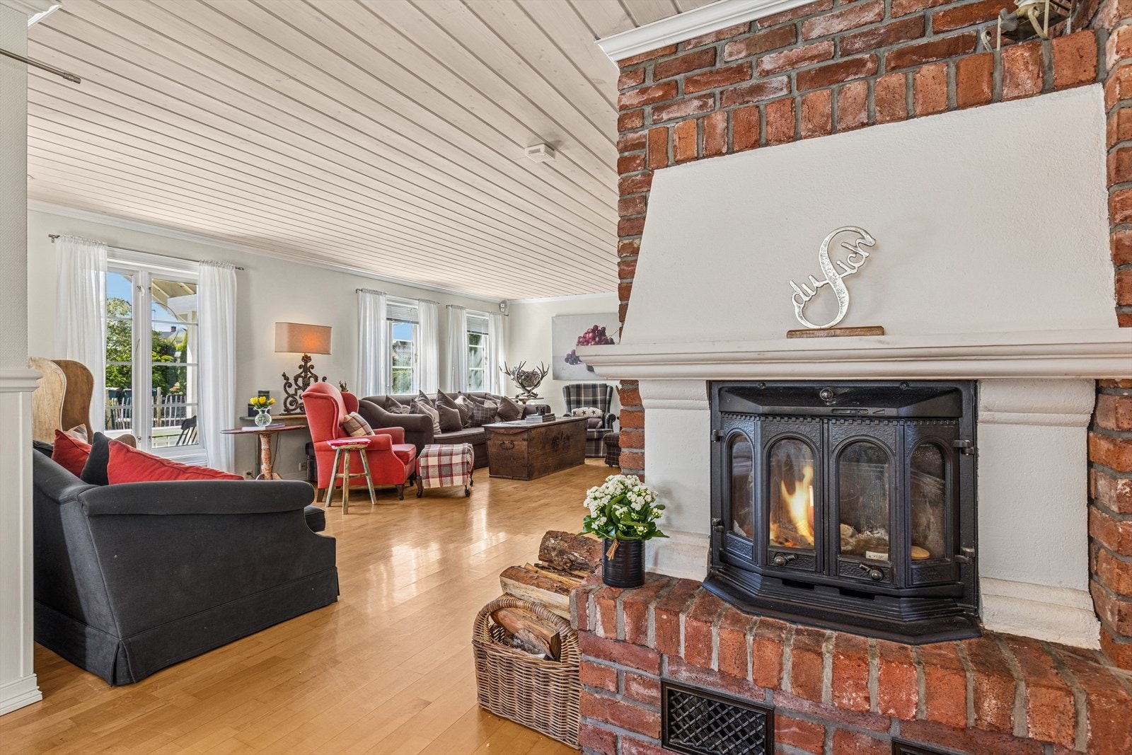 Romslig stue med peisinnsats. Huset byr på vannbåren varme og varmegjenvinning på ventilasjonsssystemet. Galleribilde