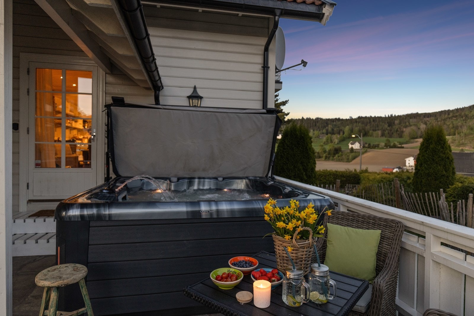Stemningsfylt med jacuzzi som for øvrig medfølger i handelen. Galleribilde