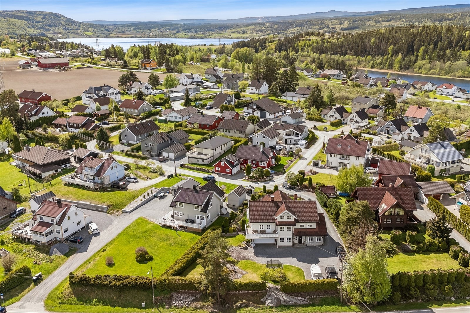 Enkel adkomst til hovedvei for pendling til Drammen, Oslo, Kongsberg og Hønefoss. Det tar ca 30 minutter å kjøre til Drammen, ca 20 minutter til Kongsberg og ca 1 time og 10 minutter til Hønefoss. Galleribilde