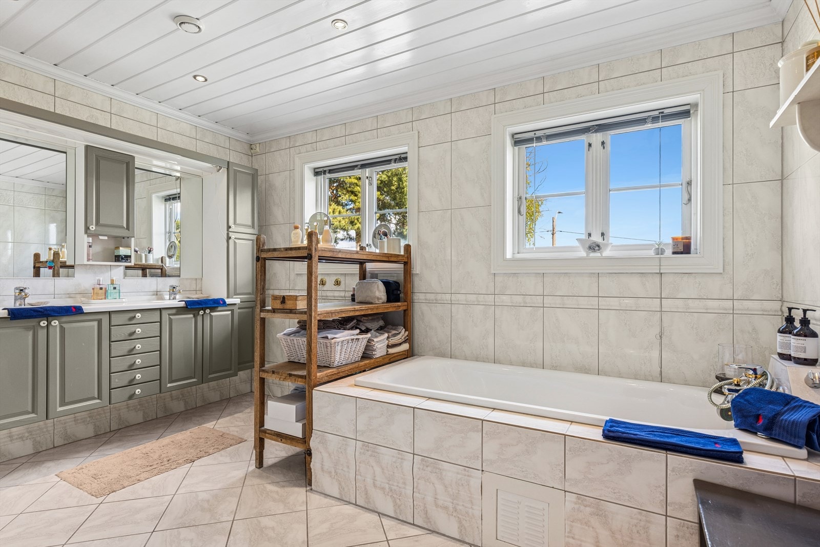 Badeværelset i 1. etasje er det største og byr på dobbel servantinnredning, toalett, badekar og dusj. I tillegg finnes vaskerom i etasjen. Galleribilde