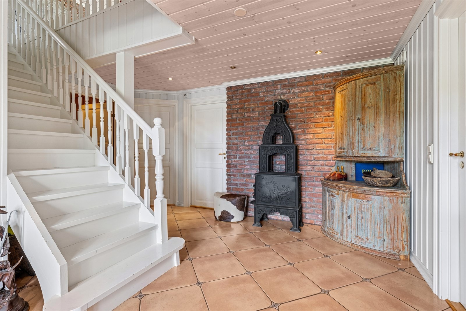 Hovedinngang er i underetasjen. Her er det lagt et slitesterkt og pent flisgulv med lekre detaljer. I store deler av planet er det vannbåren varme. Galleribilde