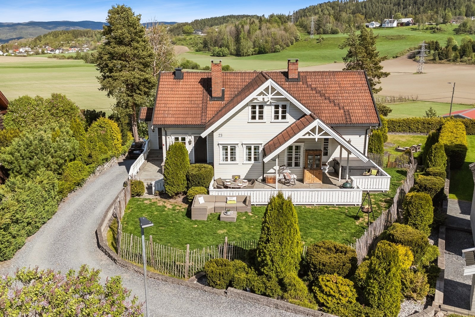 Dnb eiendom v/Ann-Kristin Salvesen har den glede å presentere Hestehagan 23 - en staselig og innholdsrik eiendom liggende attraktivt til i utkanten av boligfeltet med vidstrakt utsikt over nærområdet. Galleribilde