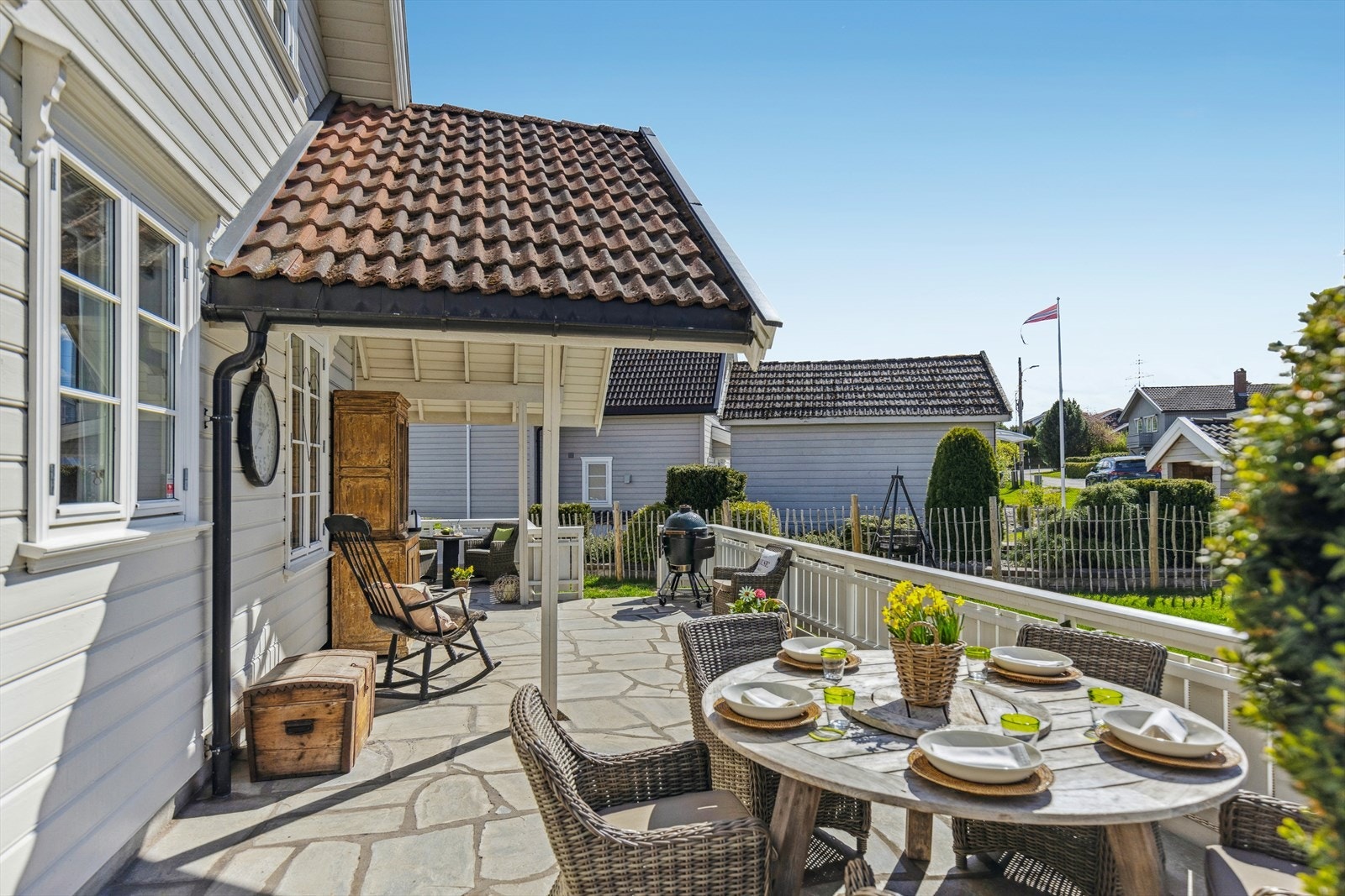 Deler av hagen er gjerdet inn og er et perfekt sted for to- og firbente å leke seg. Galleribilde